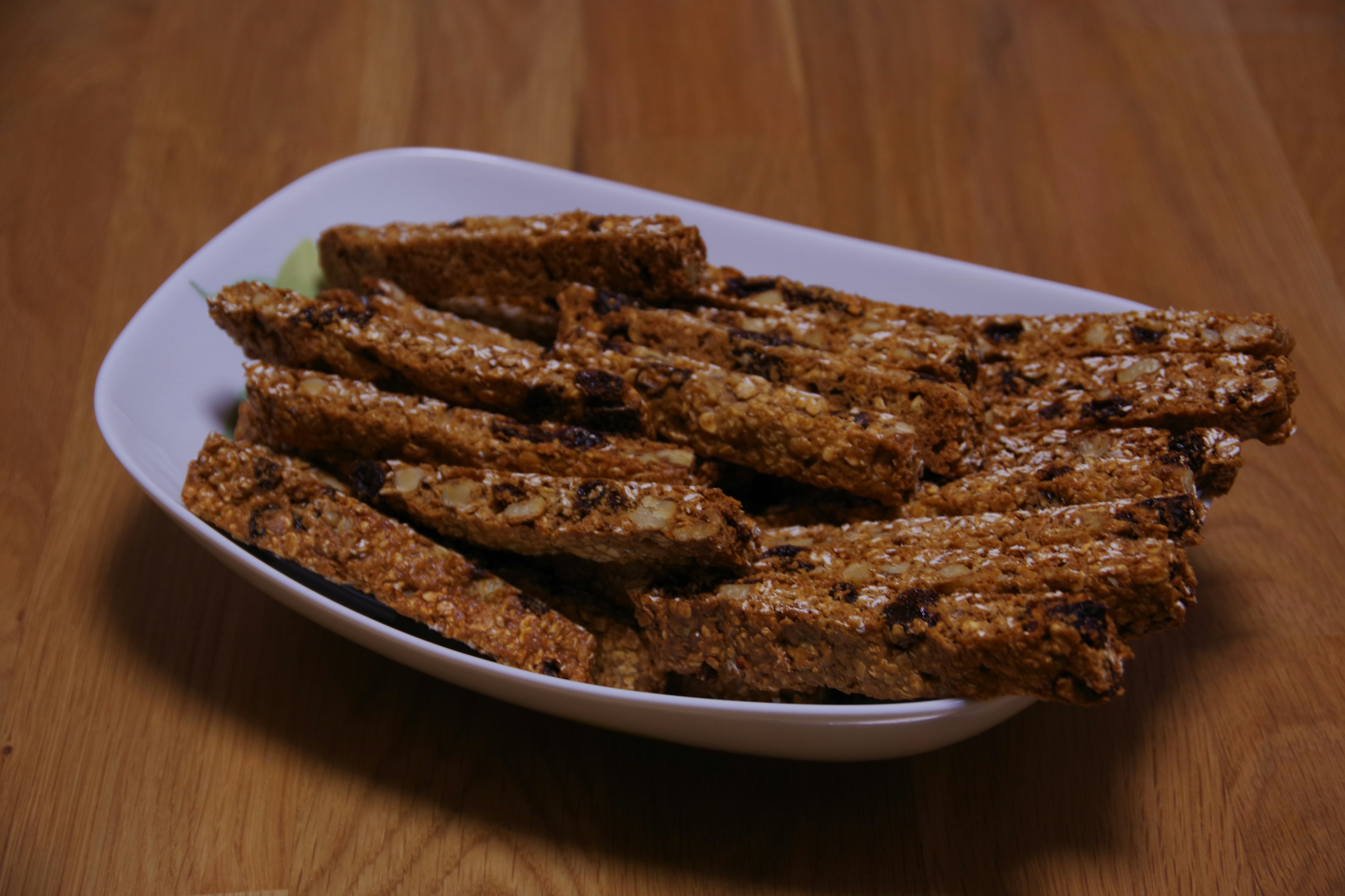 Bâtonnets de soja frits disposés sur une assiette blanche