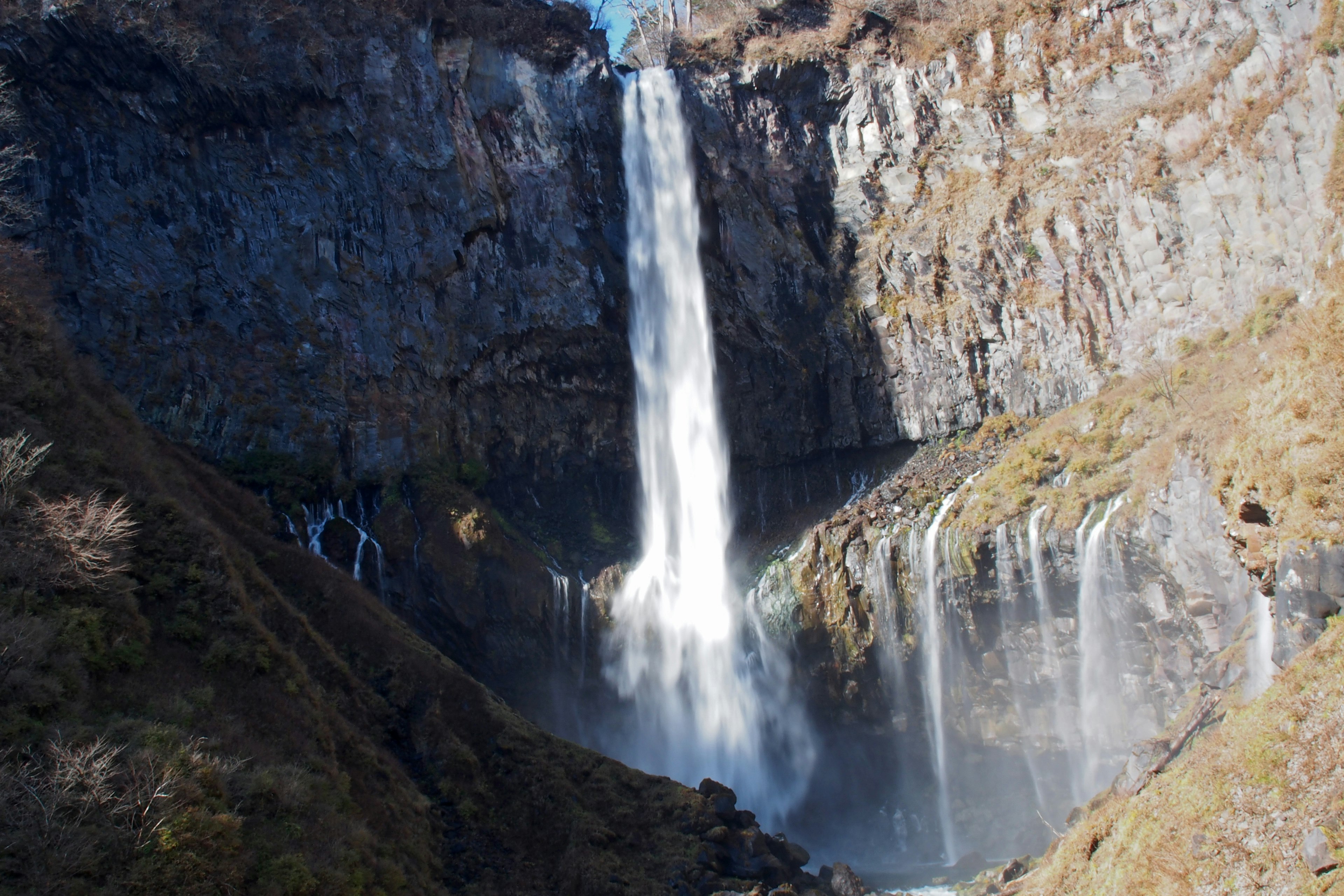 Una splendida cascata che scende tra le scogliere rocciose