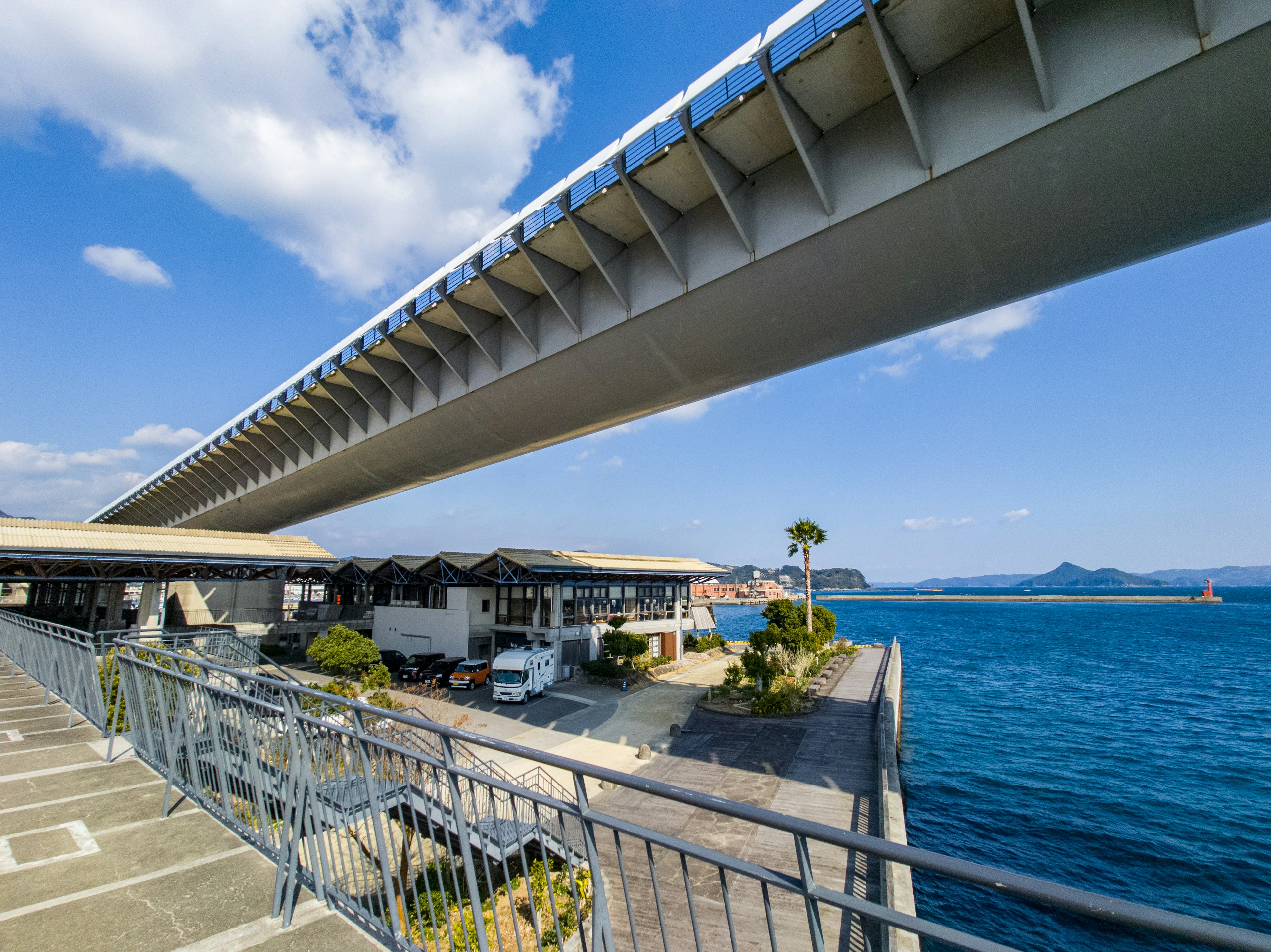 Pemandangan jembatan di atas laut di bawah langit biru