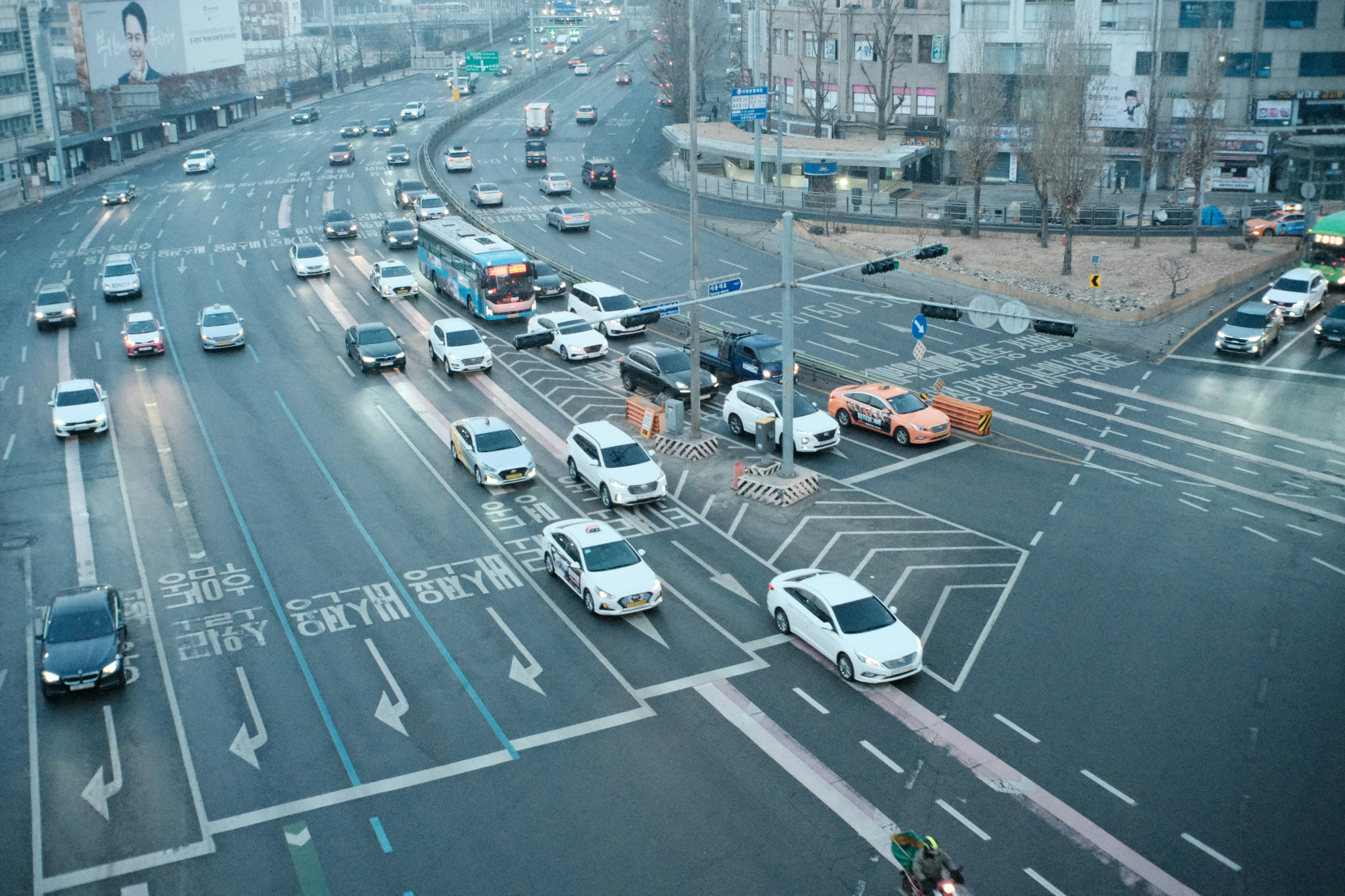 Escena de tráfico en una intersección con numerosos coches blancos paisaje urbano