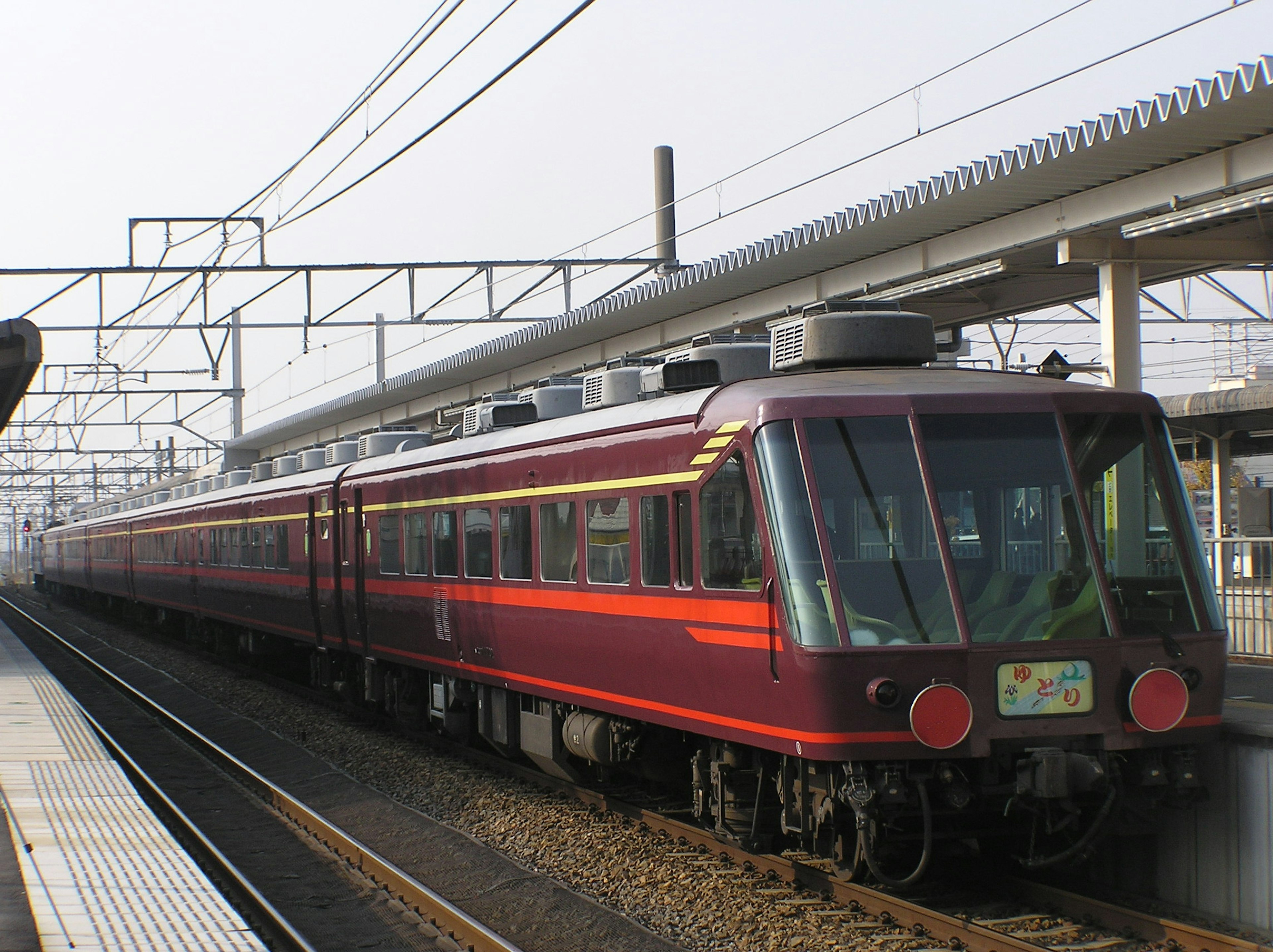 Train express à la conception rouge arrêté à une gare