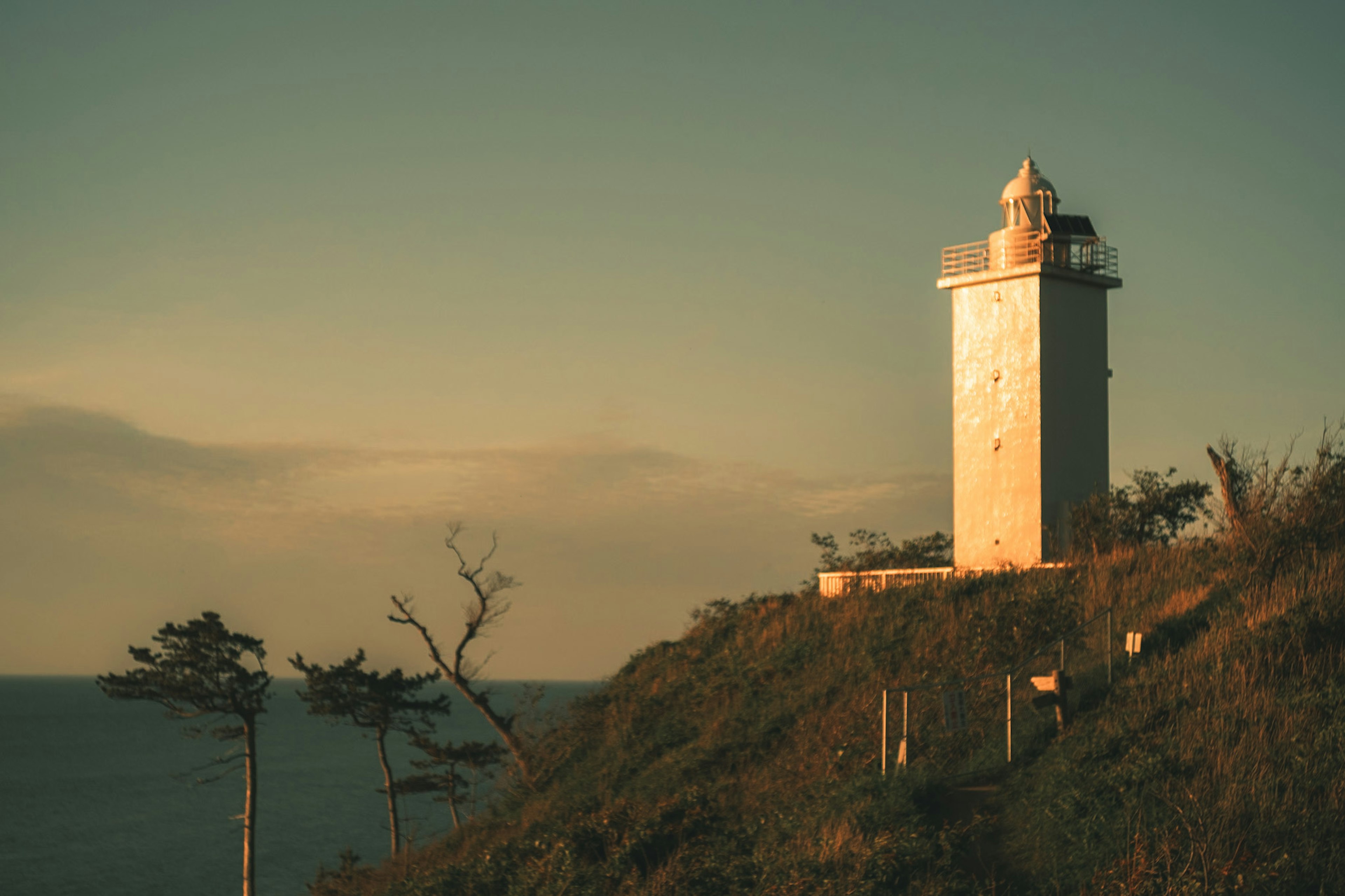 Leuchtturm auf einer Klippe mit Blick auf das Meer