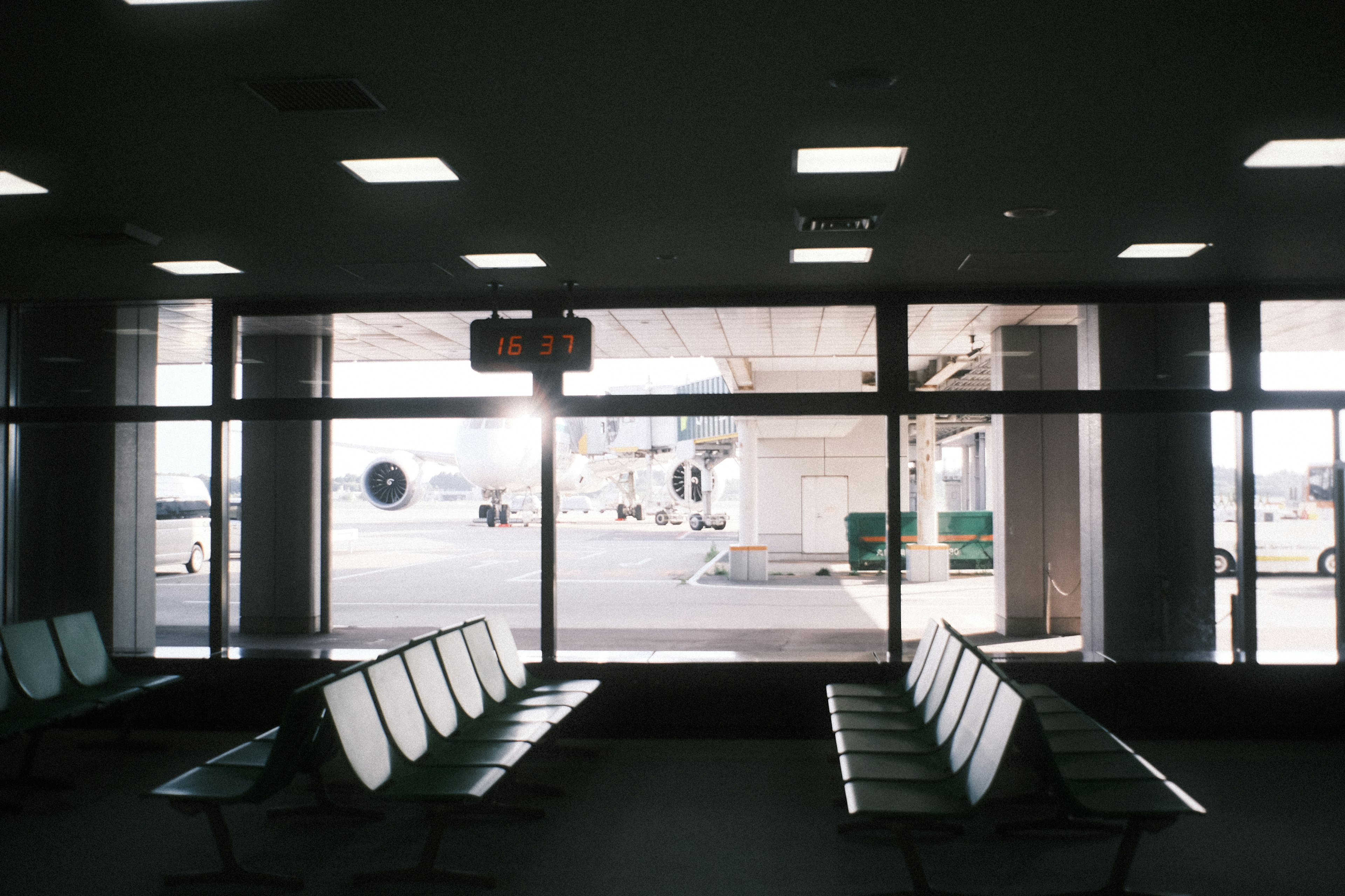 Wartebereich am Flughafen mit Blick auf die Landebahn und ein Flugzeug