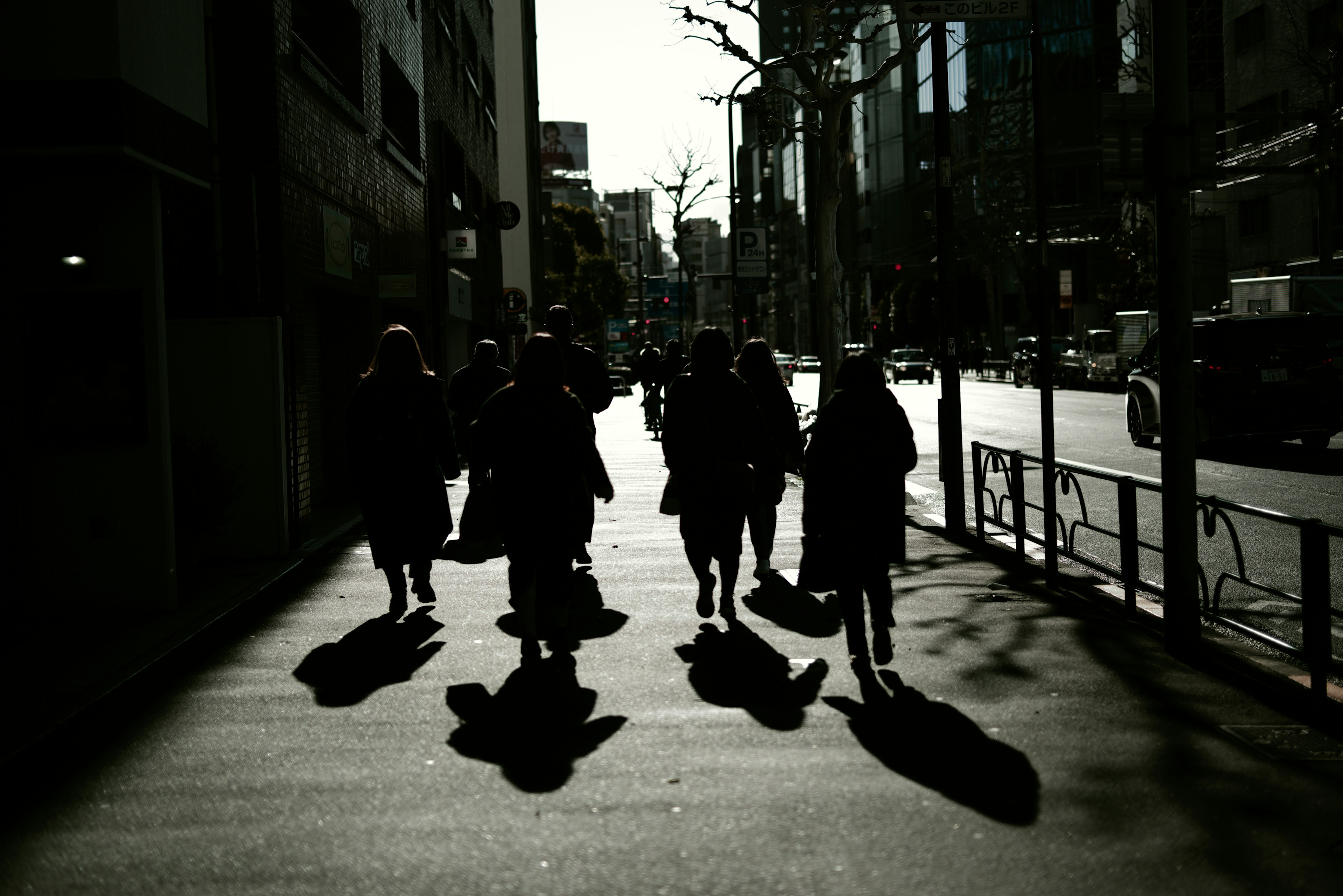 Silhouettes de personnes marchant dans une rue de la ville