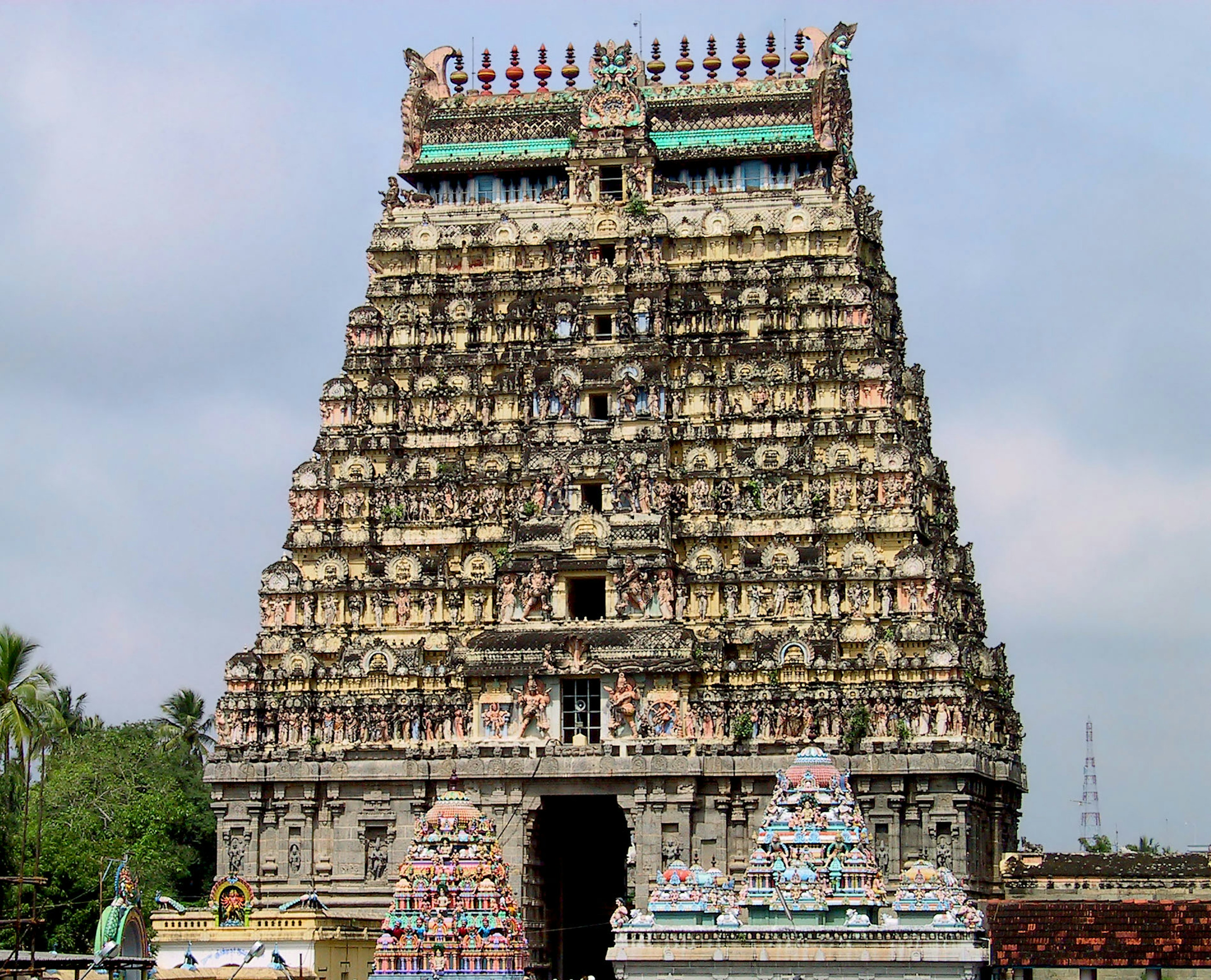 Una torre di tempio decorata colorata del sud dell'India