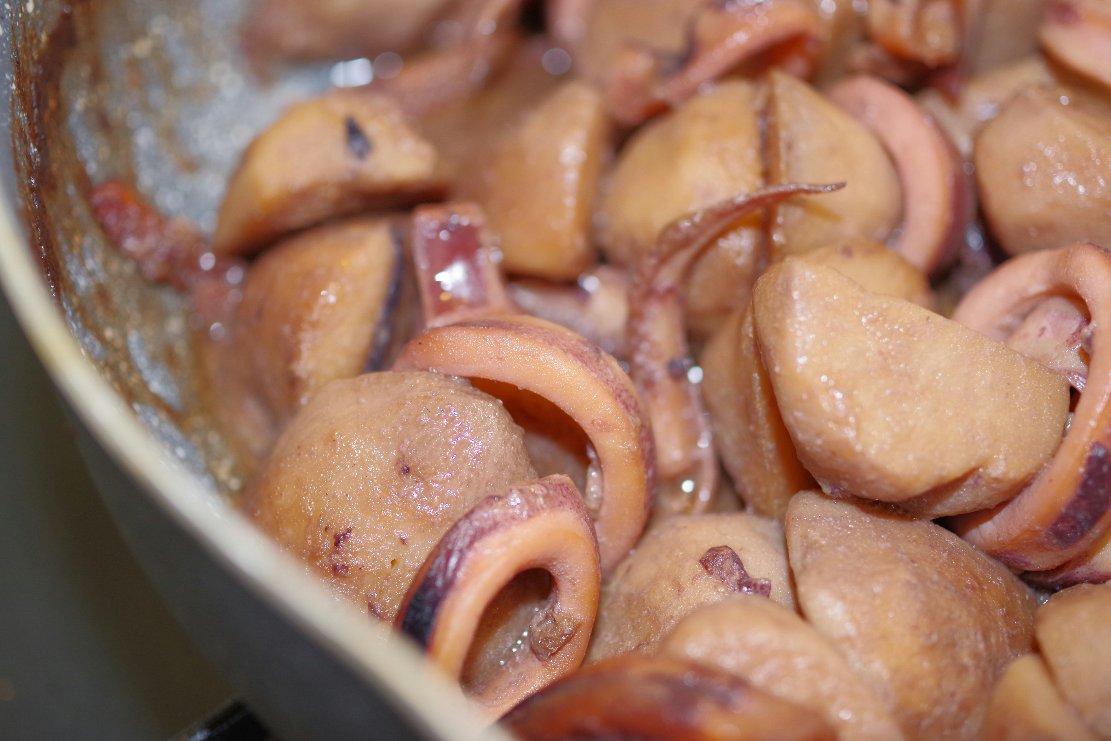 Potongan cumi yang dimasak dalam panci