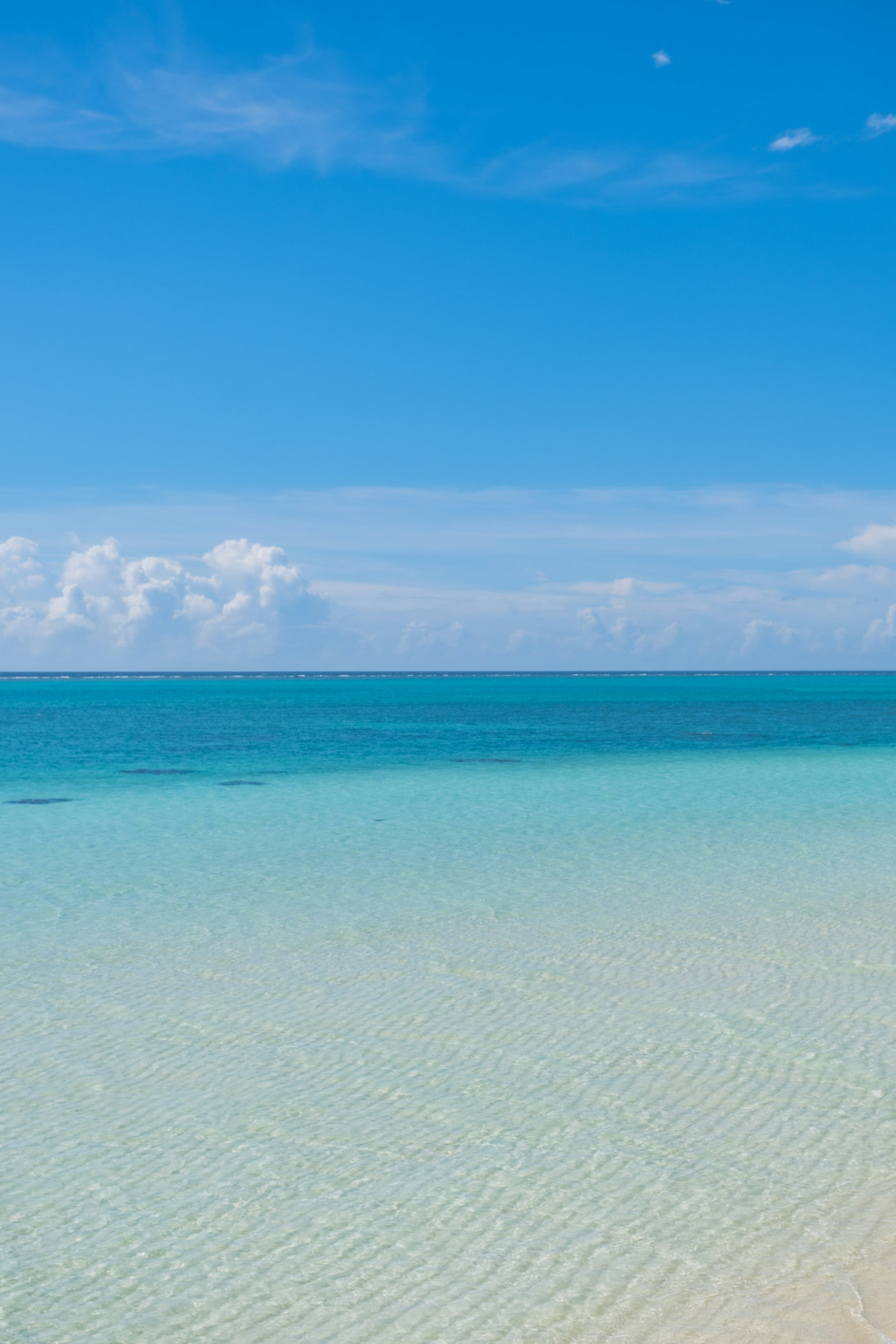 Eine ruhige Aussicht auf einen klaren blauen Himmel und türkisfarbenes Wasser