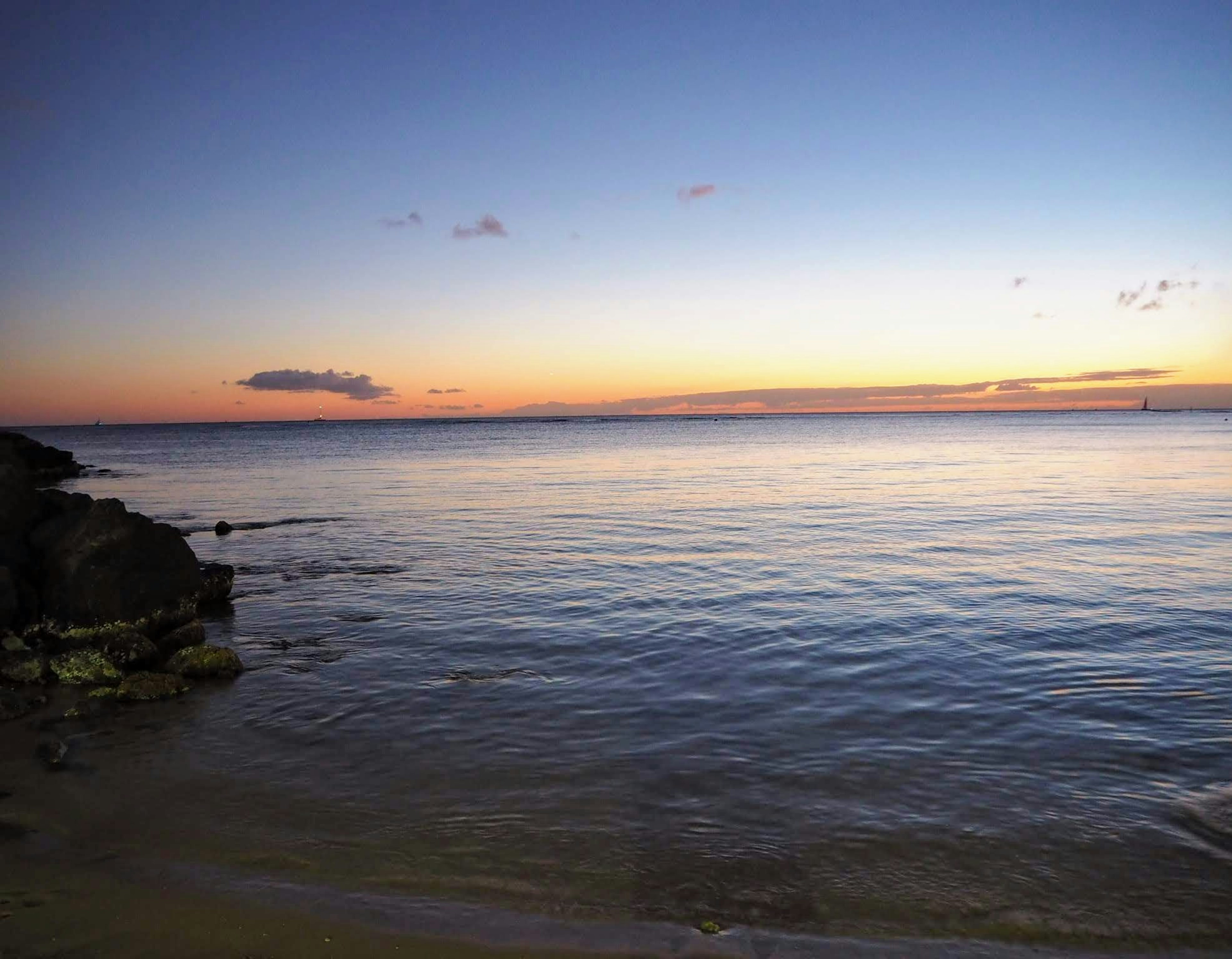 Schöner Sonnenuntergang über ruhigem Meer und Himmel