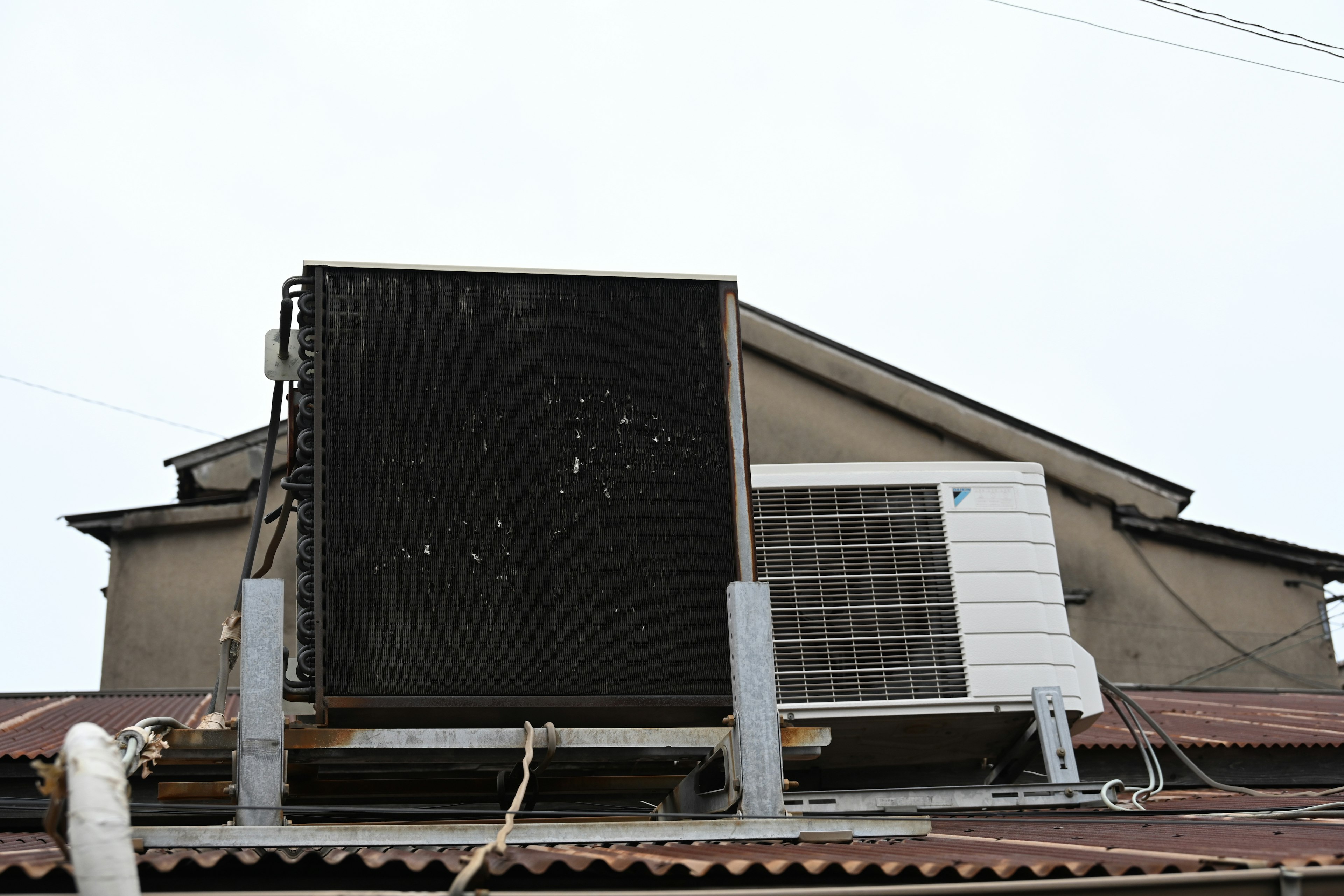 Unità di climatizzazione su un tetto di un vecchio edificio con segni di usura