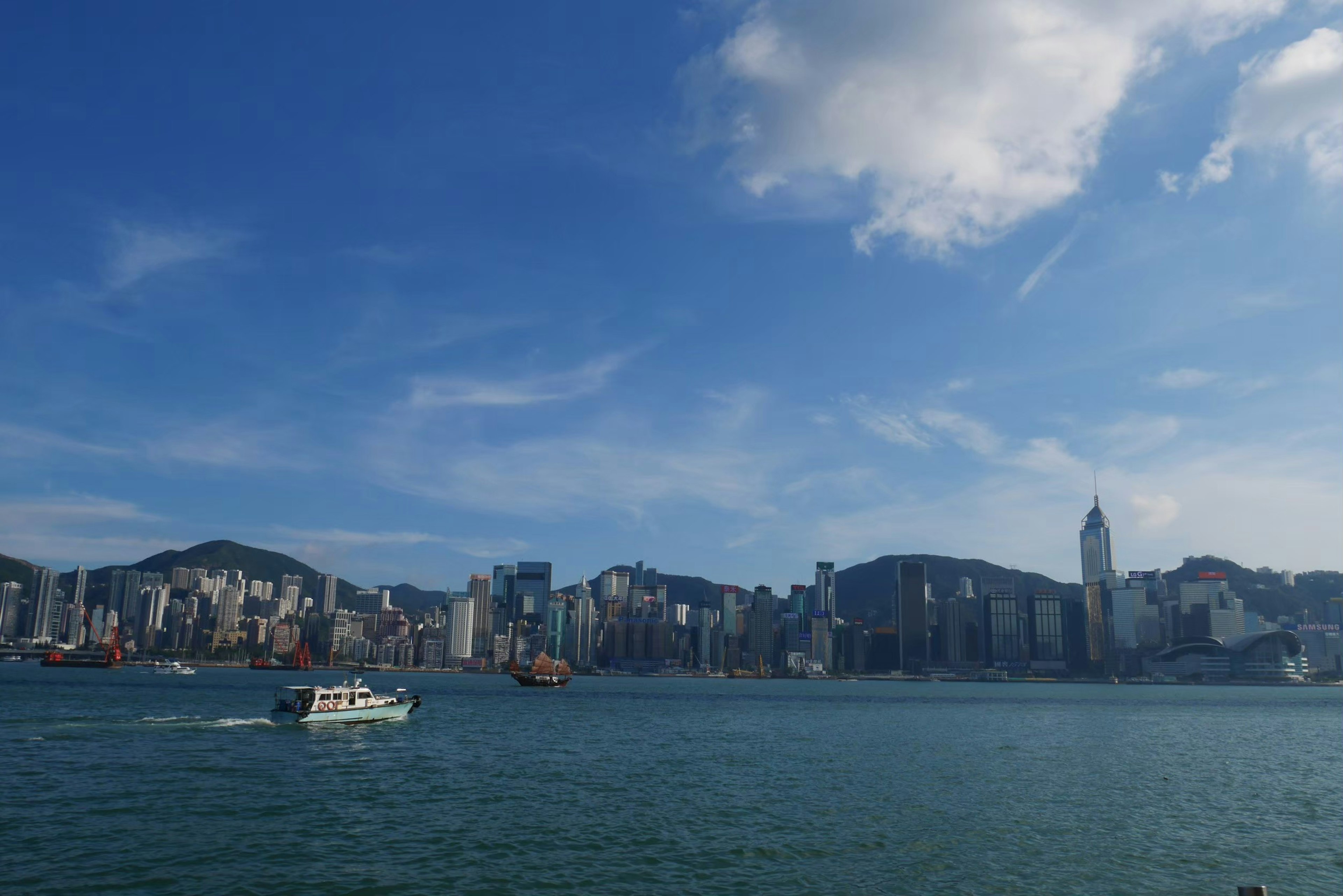 Pemandangan panorama garis langit Hong Kong dengan gedung pencakar langit dan langit biru