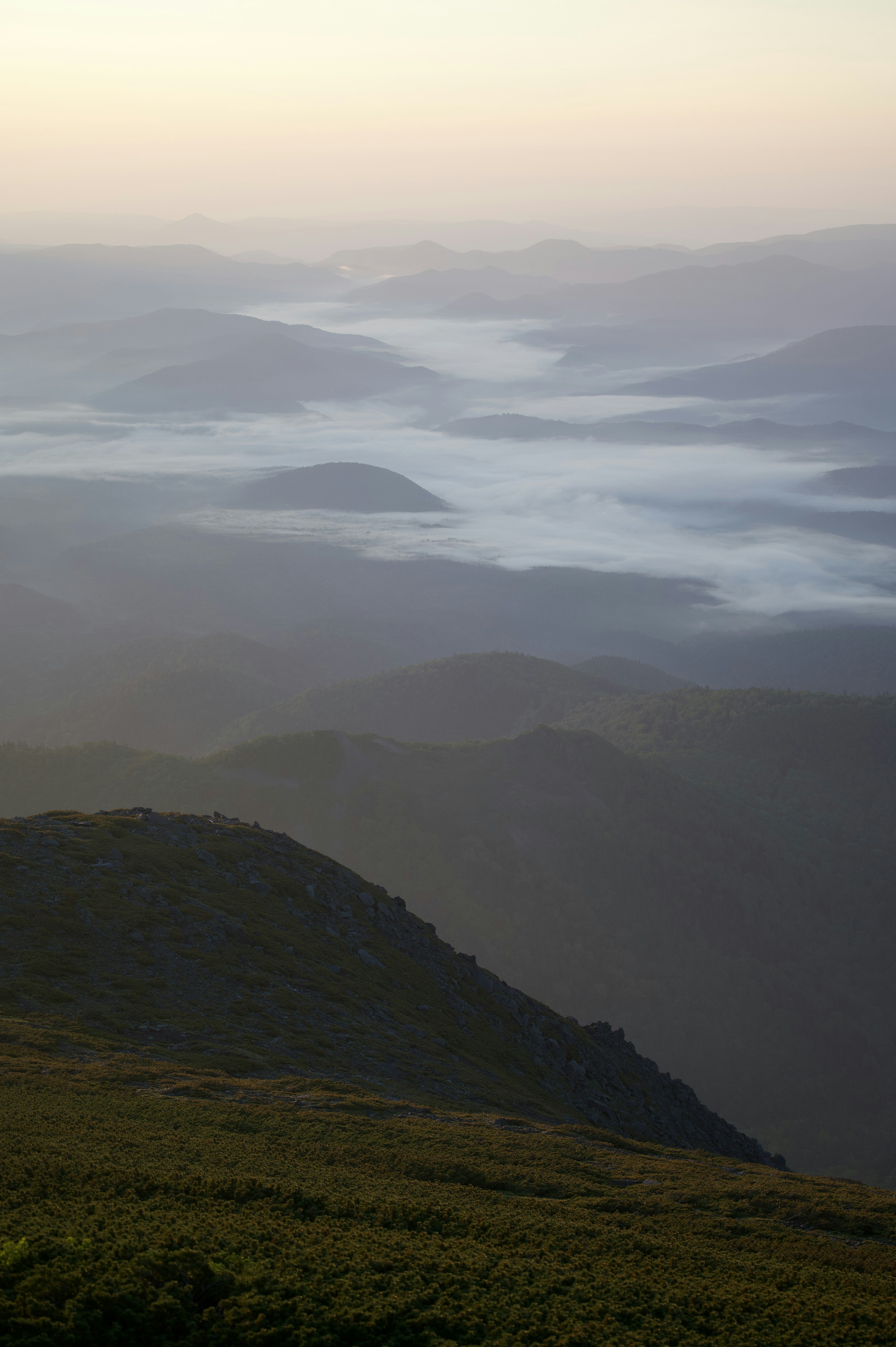 Vista ampia di montagne coperte di nebbia e paesaggio sereno