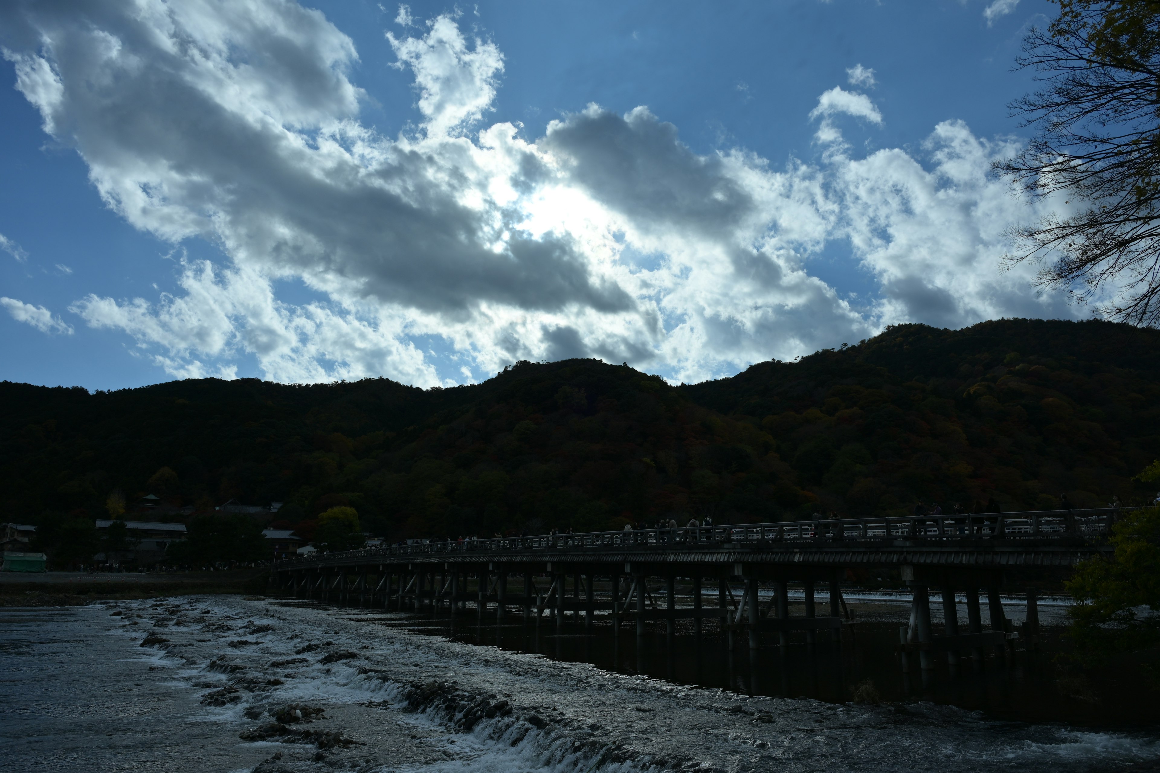 青空と雲が広がる風景に山がそびえるビーチの景色