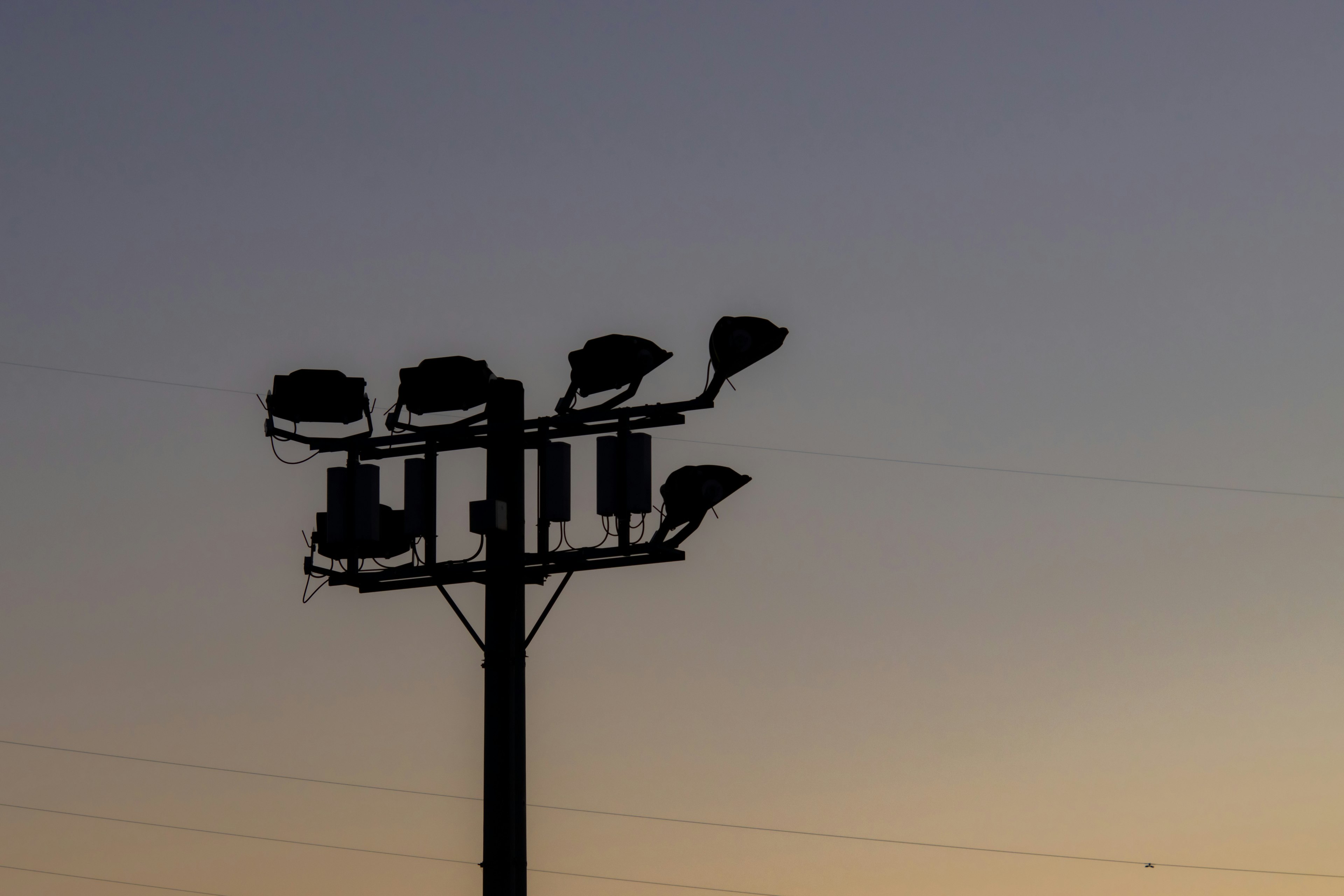 Silhouette d'un poteau d'éclairage au crépuscule