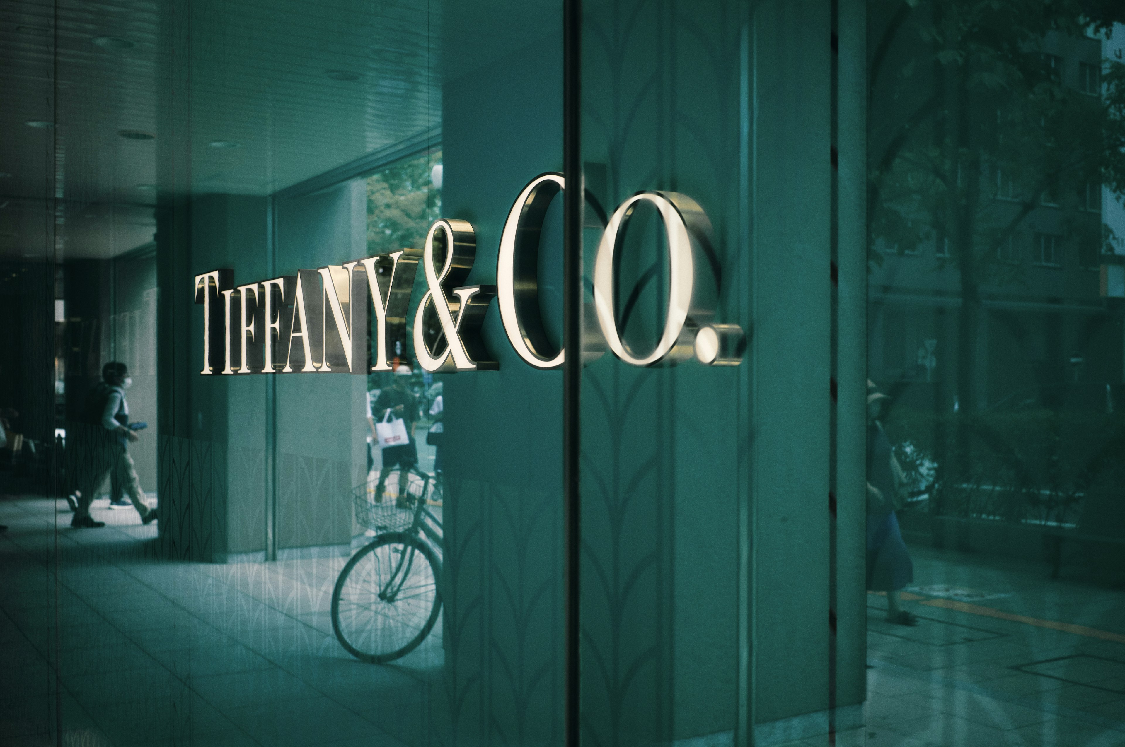 Insegna in vetro del negozio Tiffany e Co