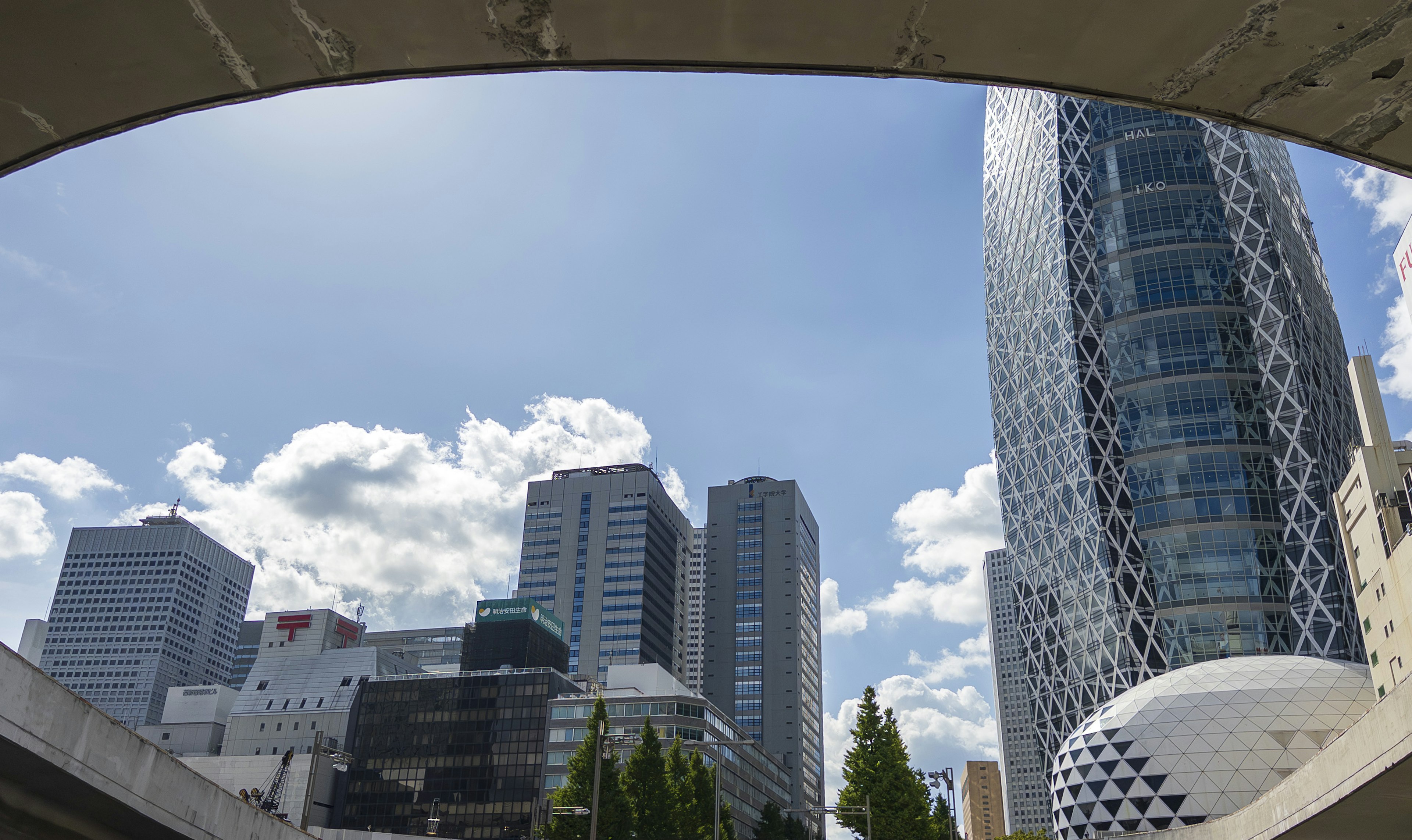 Pemandangan gedung pencakar langit Shinjuku di bawah langit biru