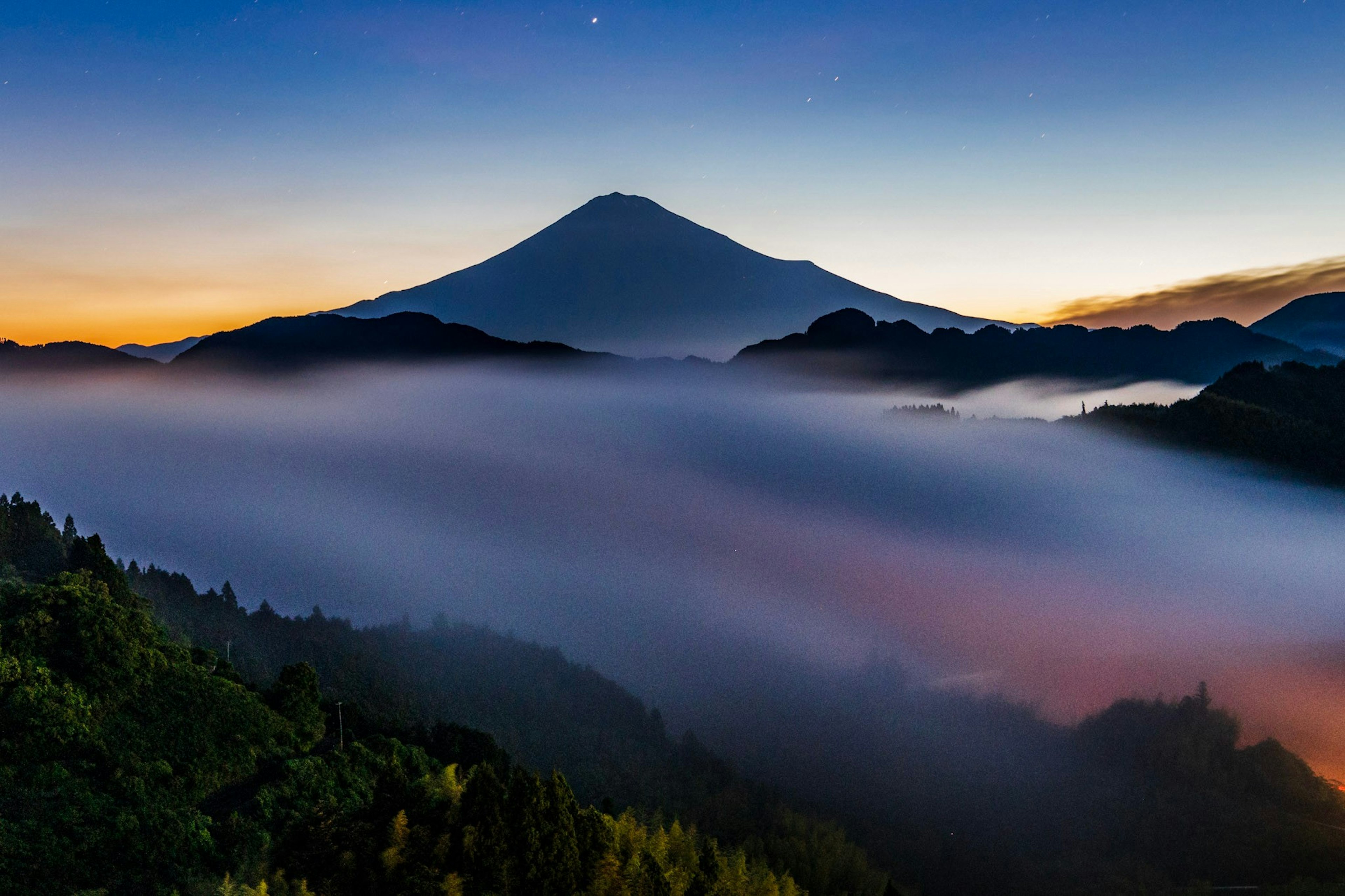 ภูเขาฟูจิถูกล้อมรอบด้วยทะเลหมอกและพระอาทิตย์ขึ้นที่สวยงาม