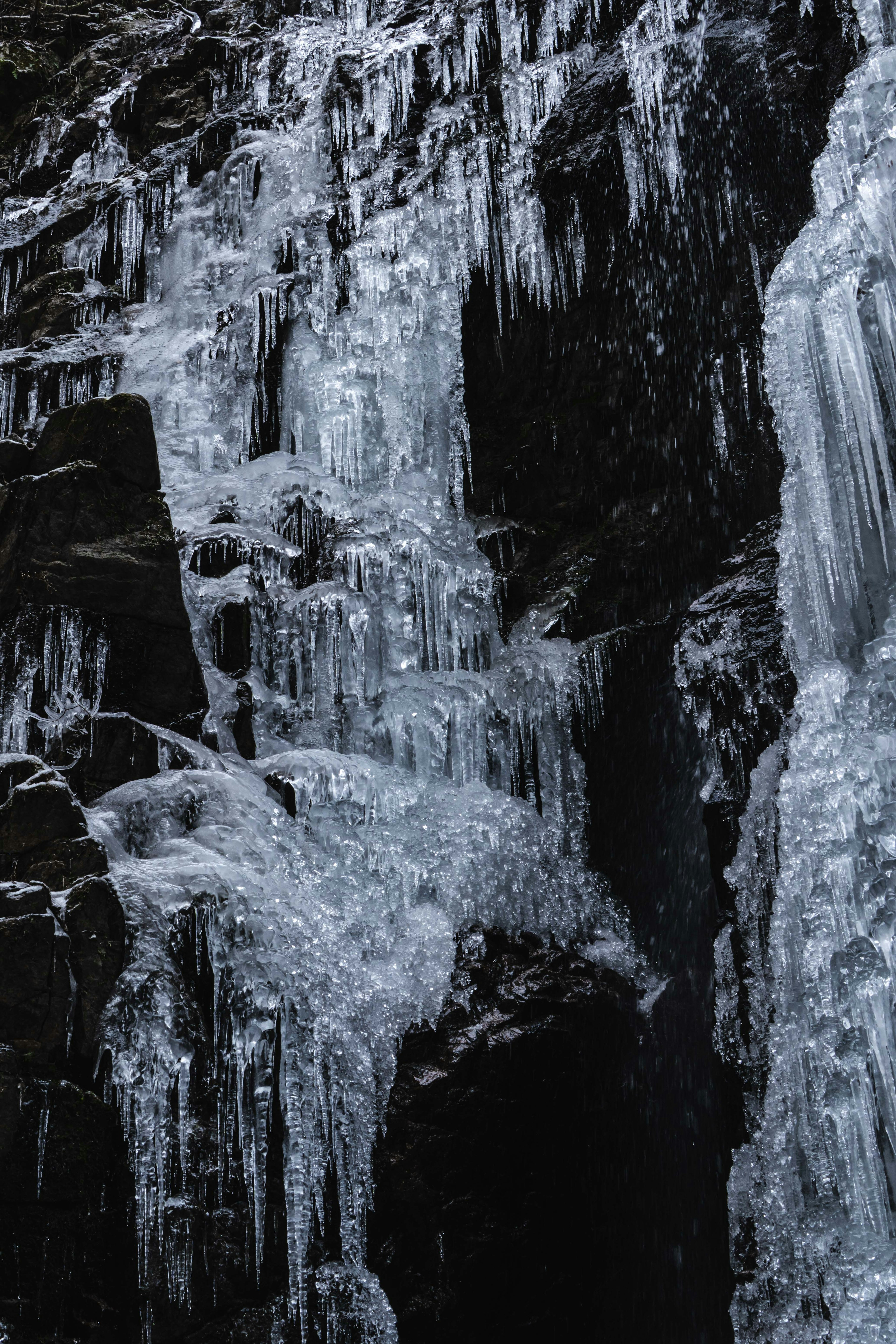 Une belle scène d'une cascade de glace tombant sur des rochers