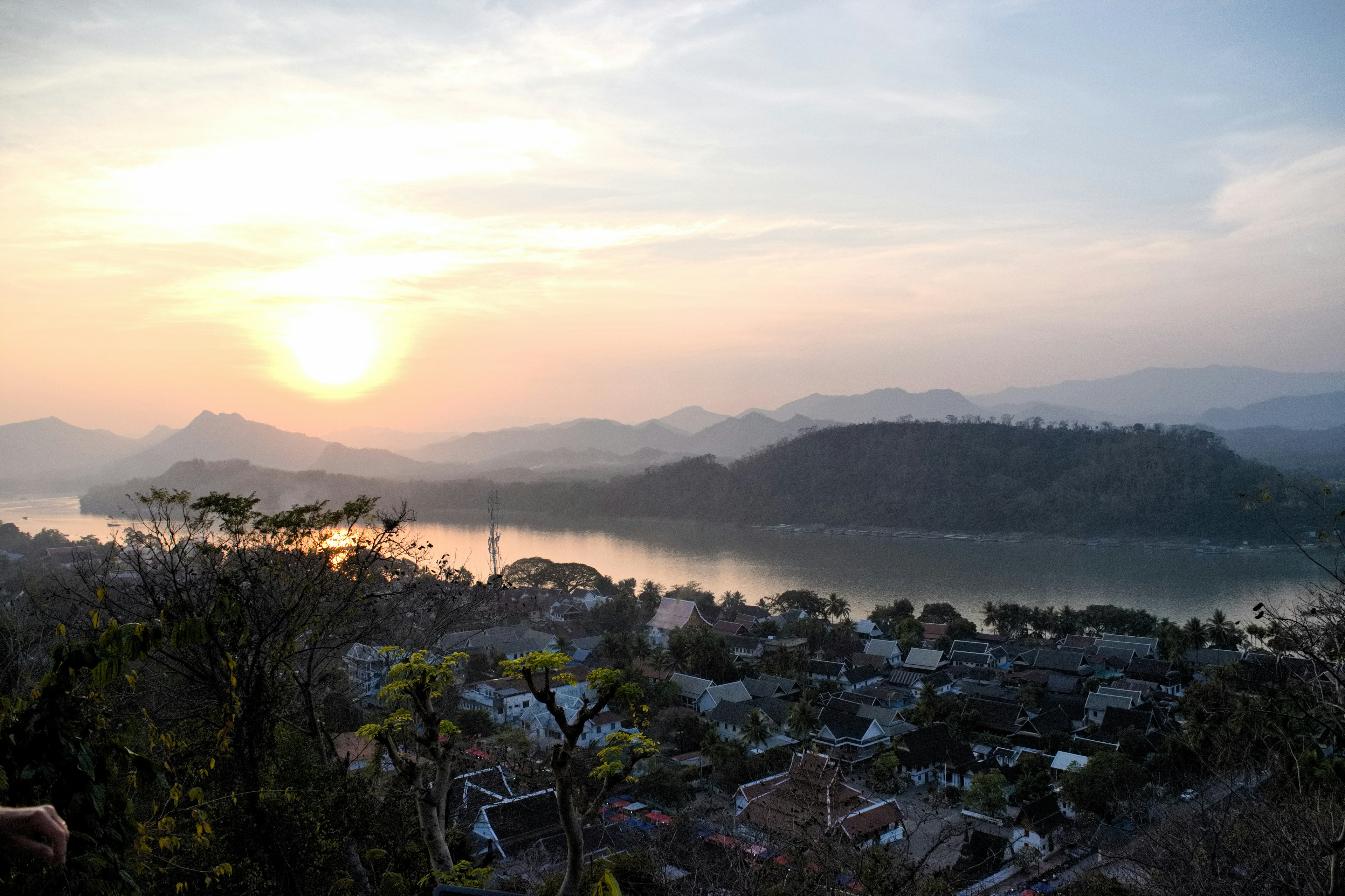 Pemandangan indah pegunungan dan matahari terbenam di atas sungai