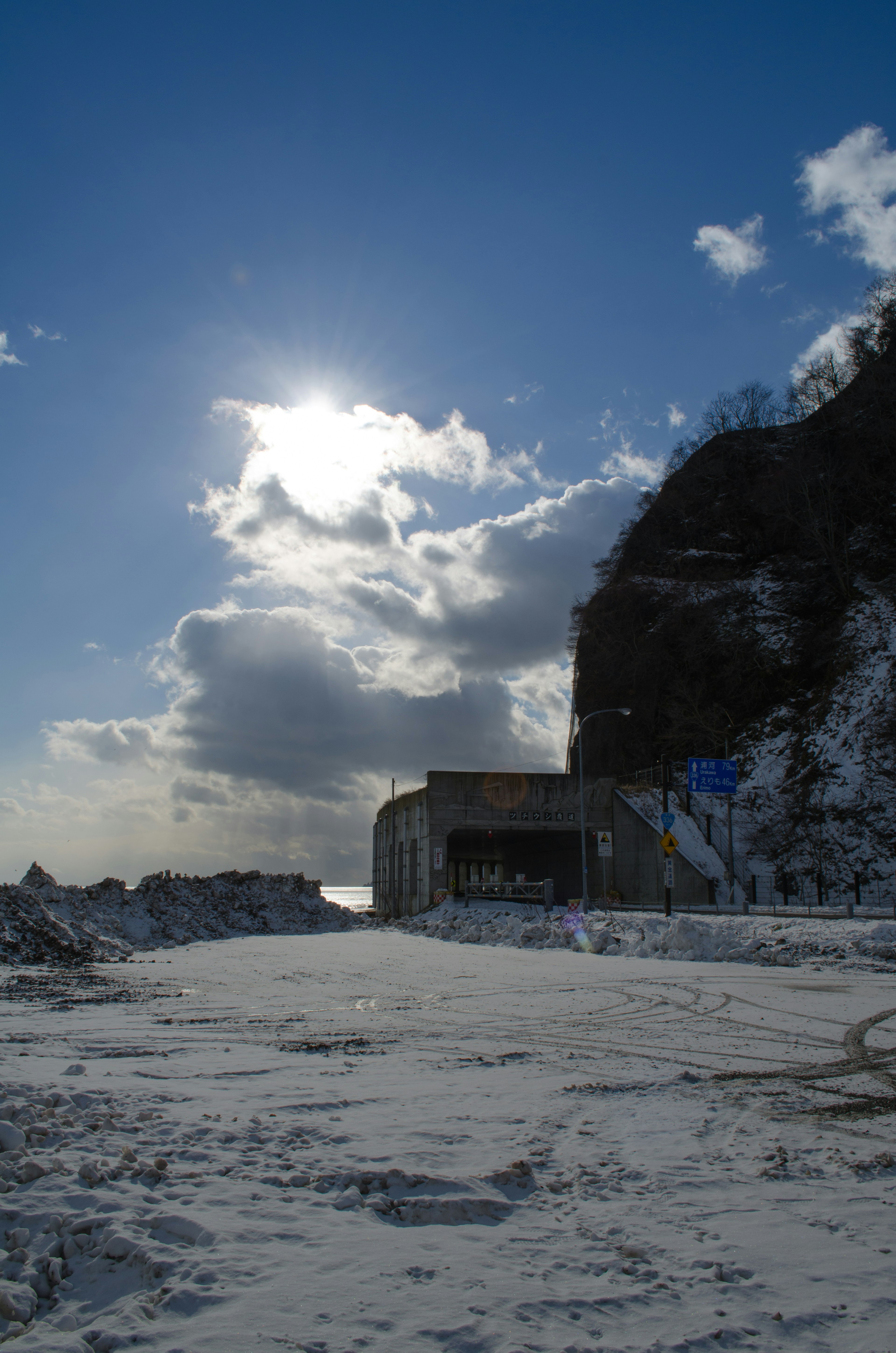 雪に覆われた風景と青い空の下にある建物