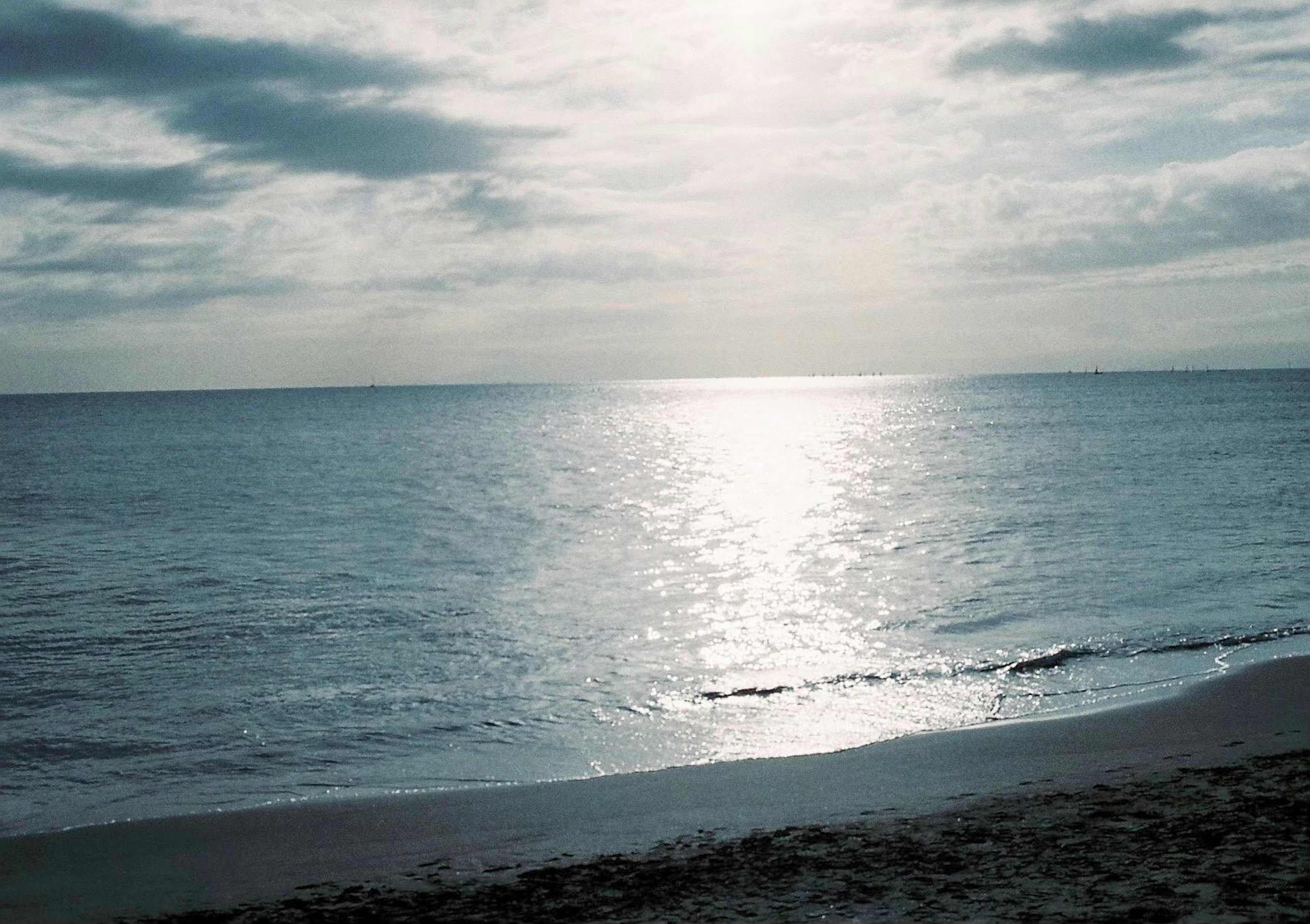 Vista del mare calmo con cielo nuvoloso