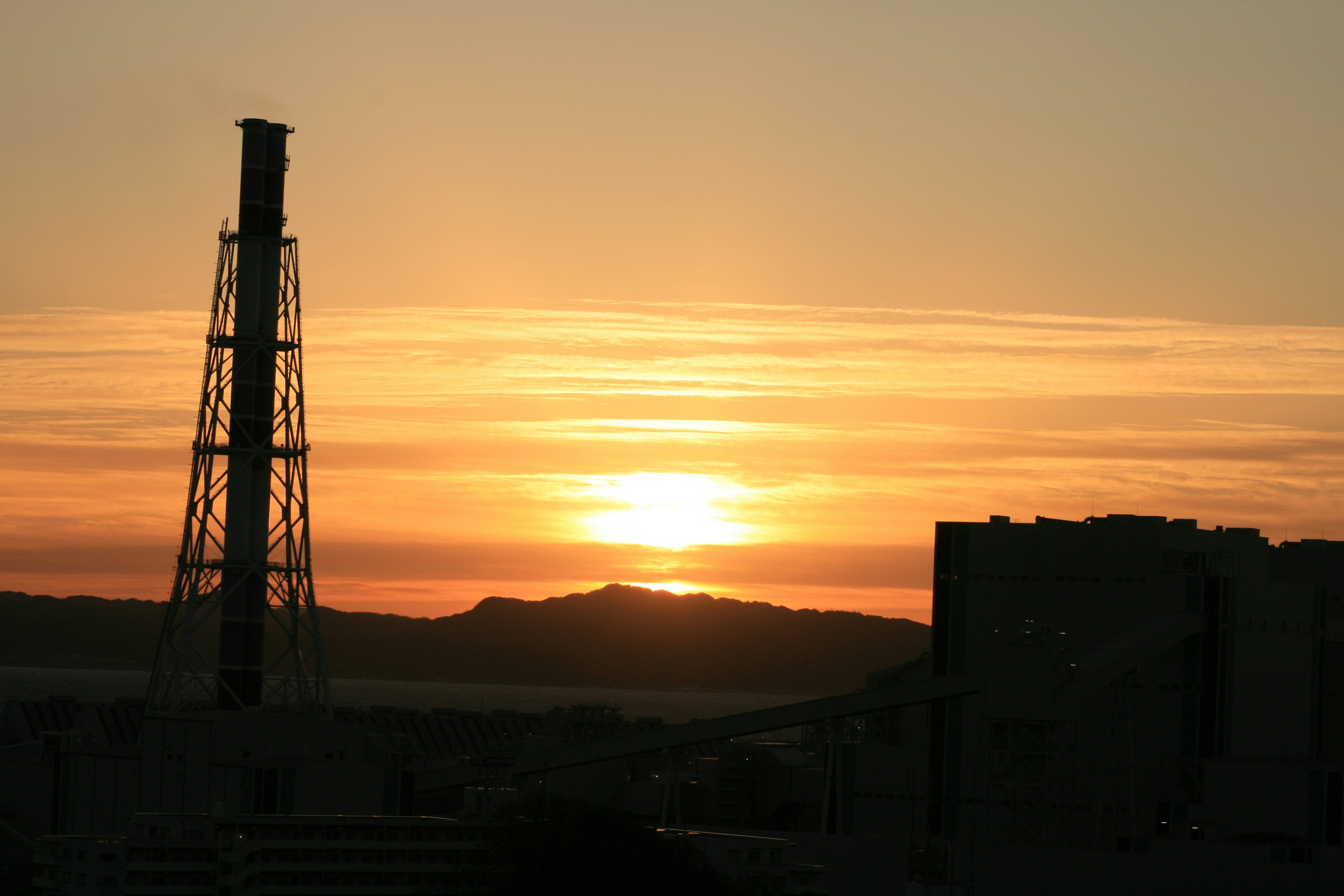 Vue de coucher de soleil avec tour en silhouette