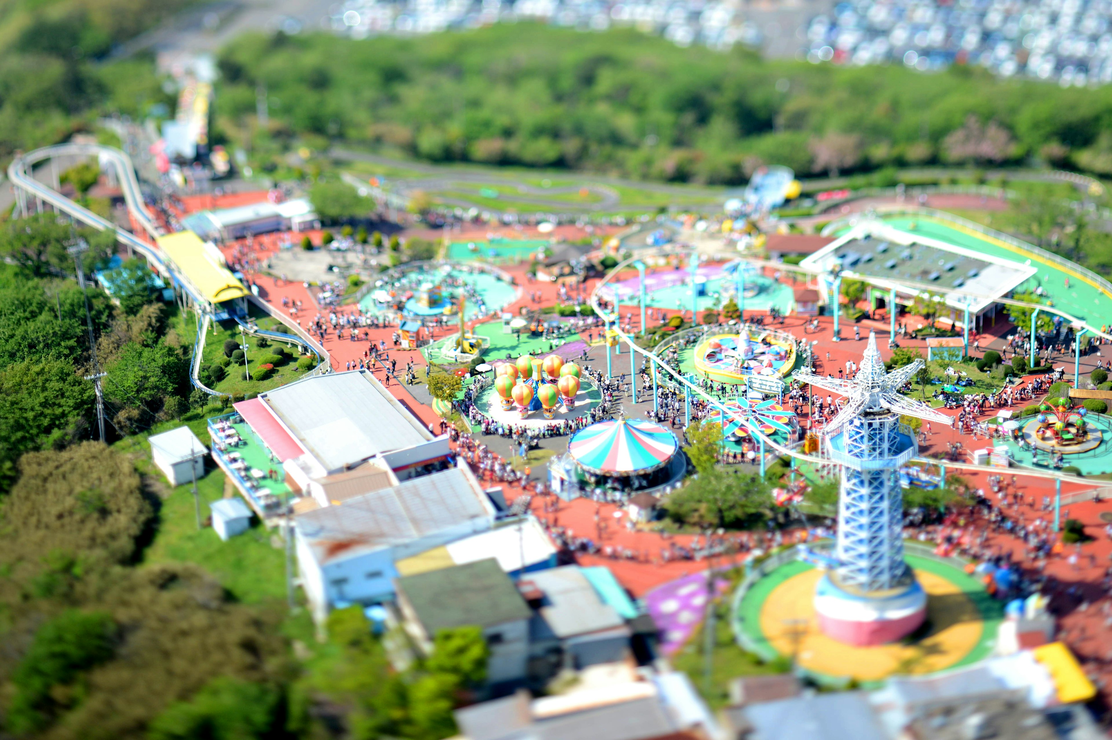 Vista aérea de un parque de atracciones vibrante con diversas atracciones y multitudes