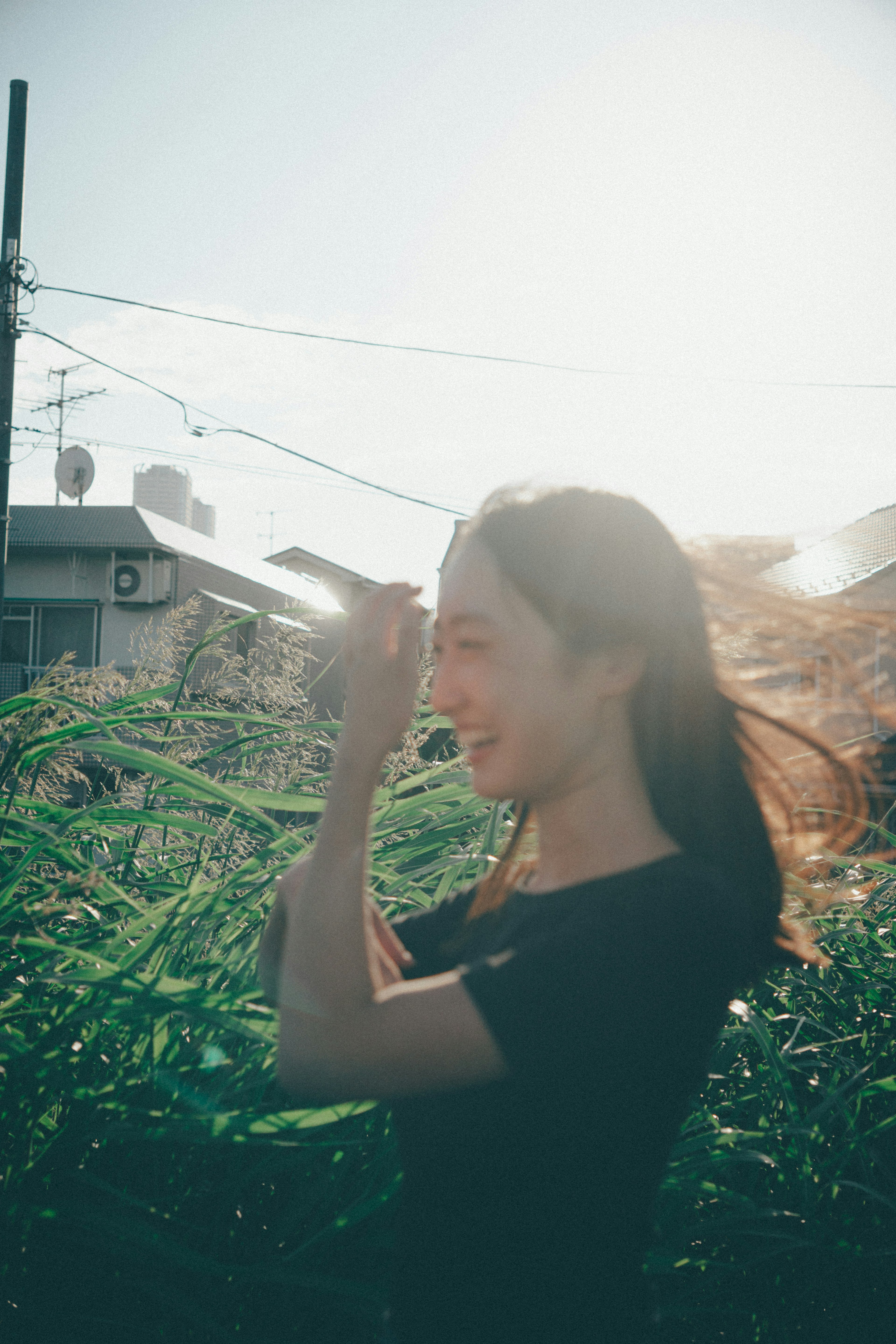 女性が自然の中で笑顔でいる様子