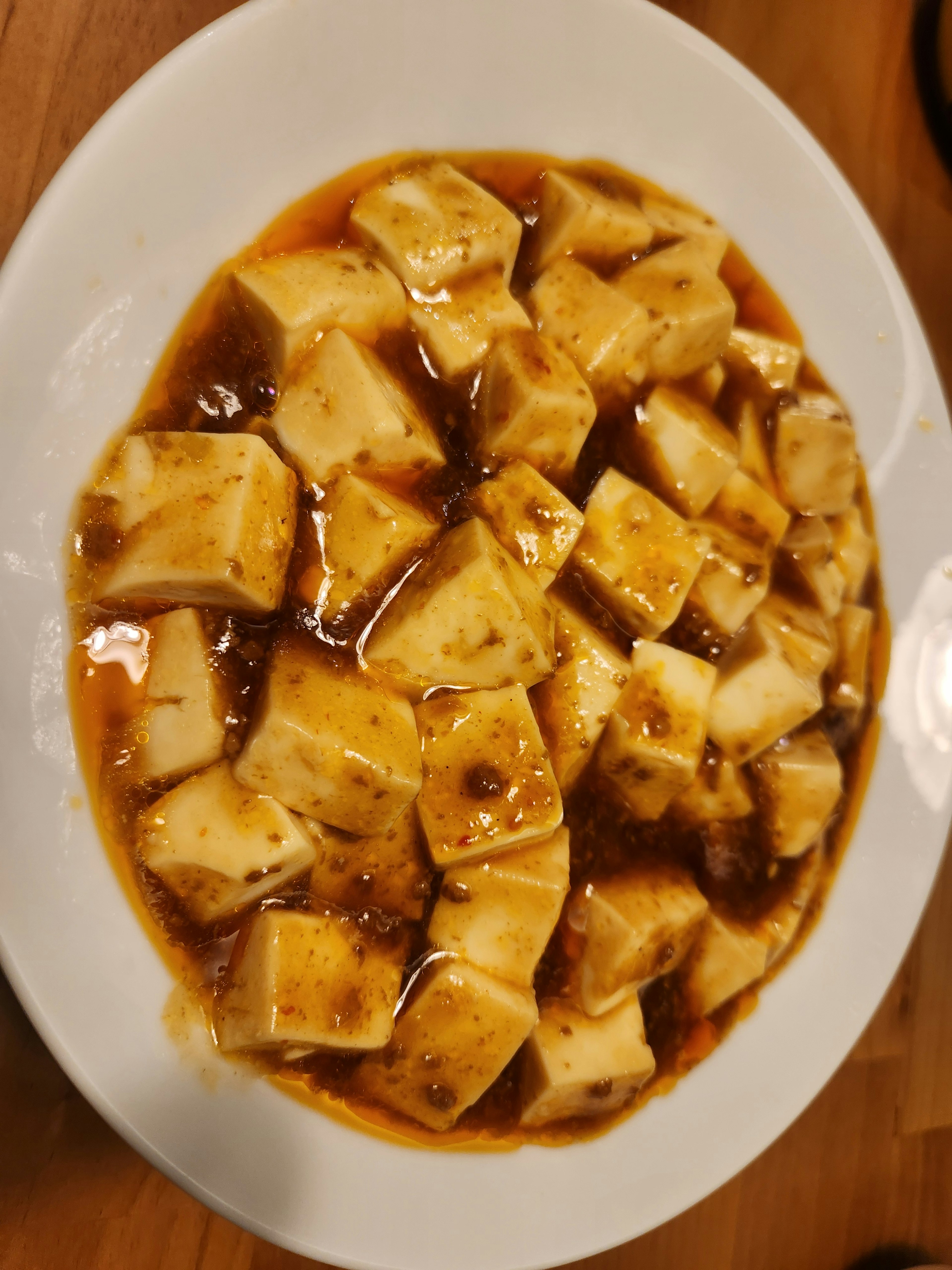 Plato de tofu en salsa picante con trozos en cubos