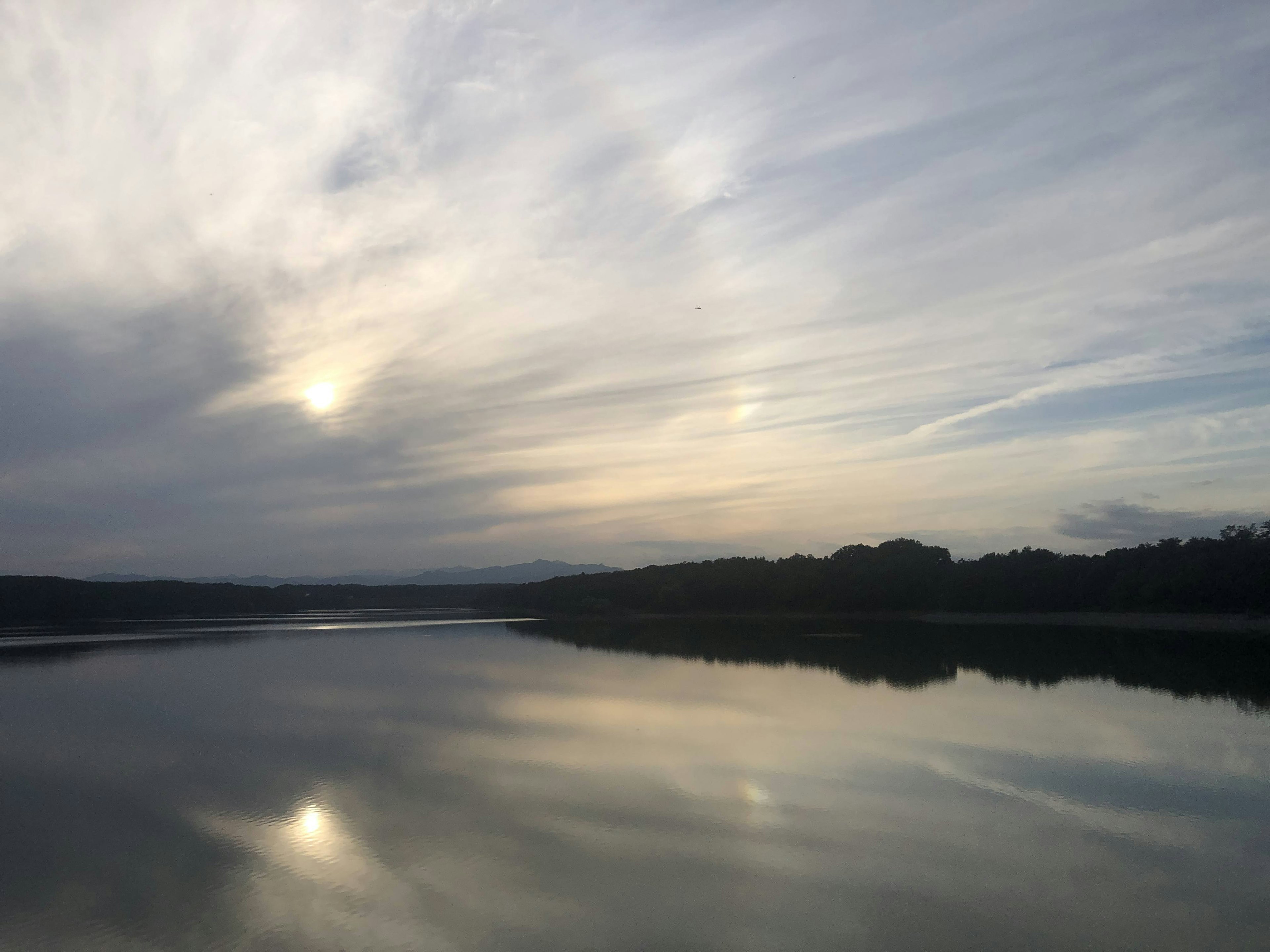 Agua tranquila reflejando el cielo y las nubes