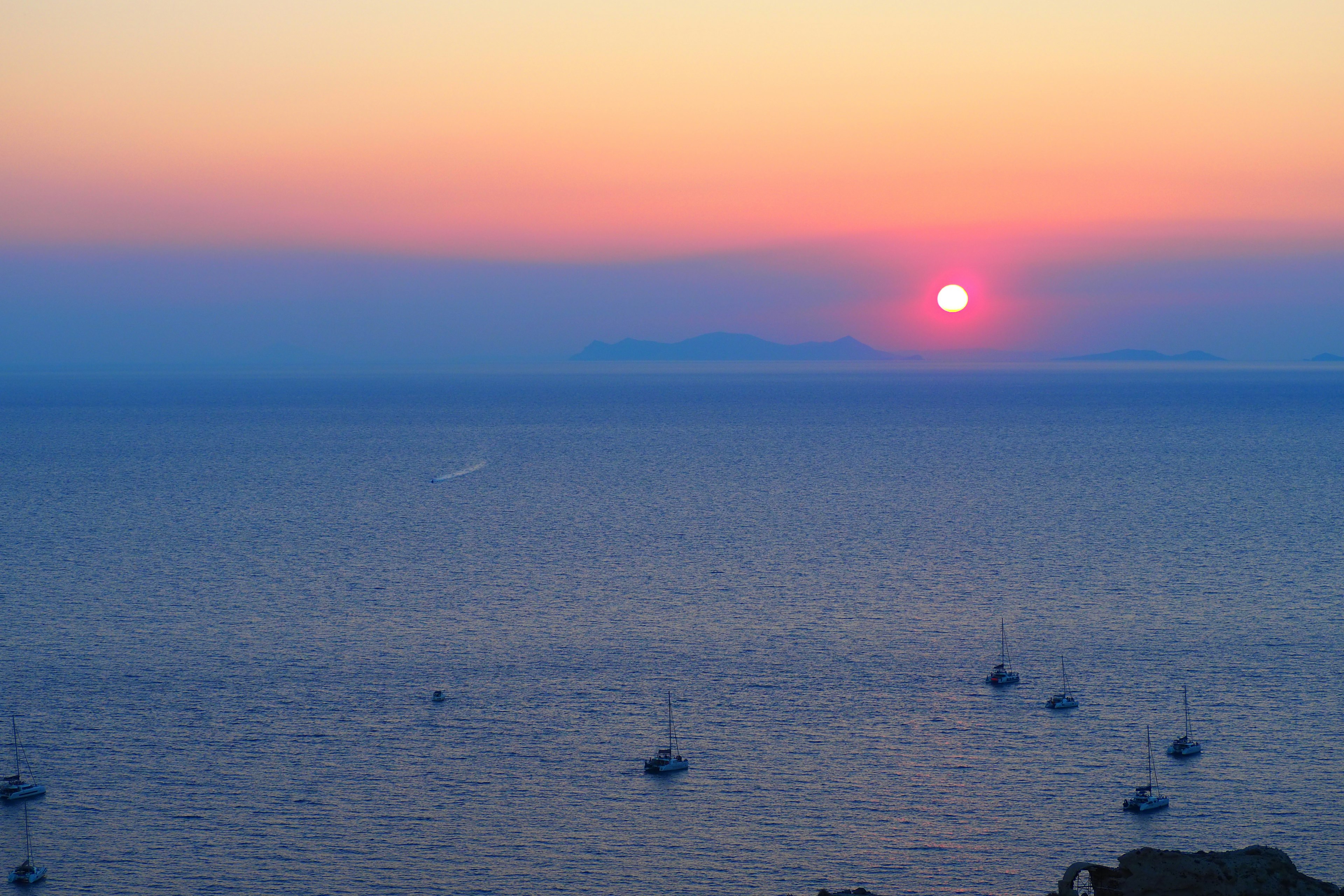 美しい夕日が海に沈む光景 船が数隻浮かんでいる