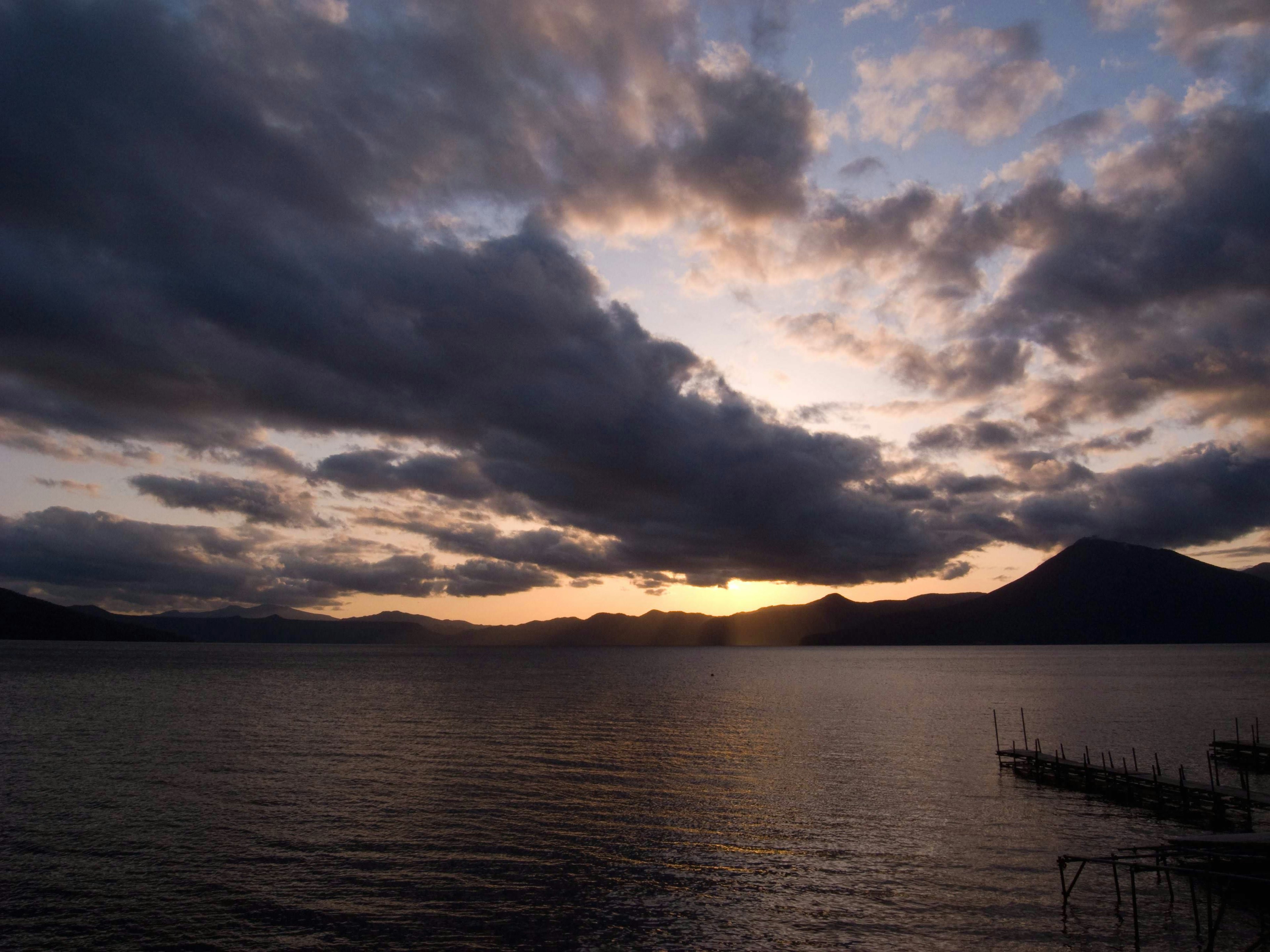 湖と山の美しい夕焼け風景