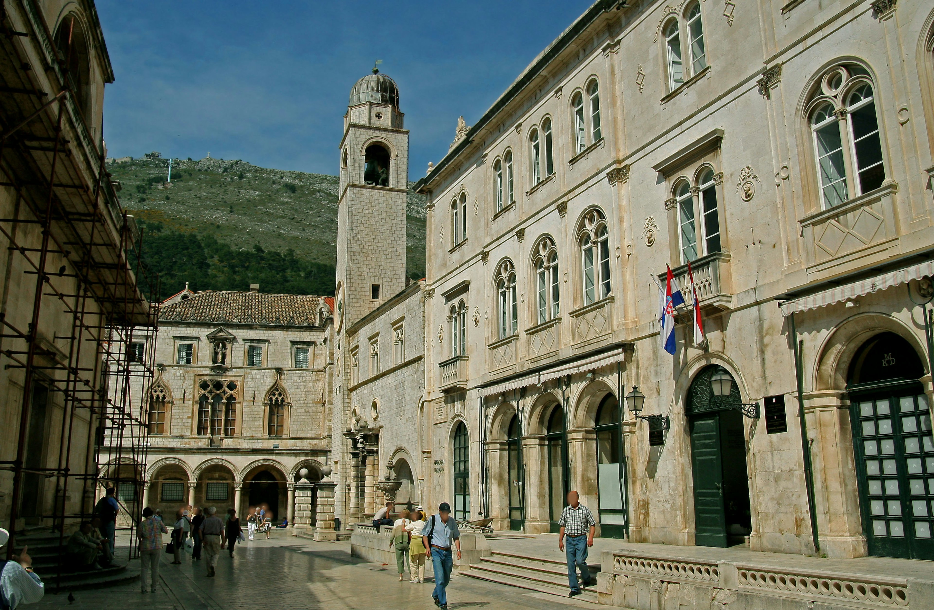 Edificios históricos y campanario en el casco antiguo de Dubrovnik