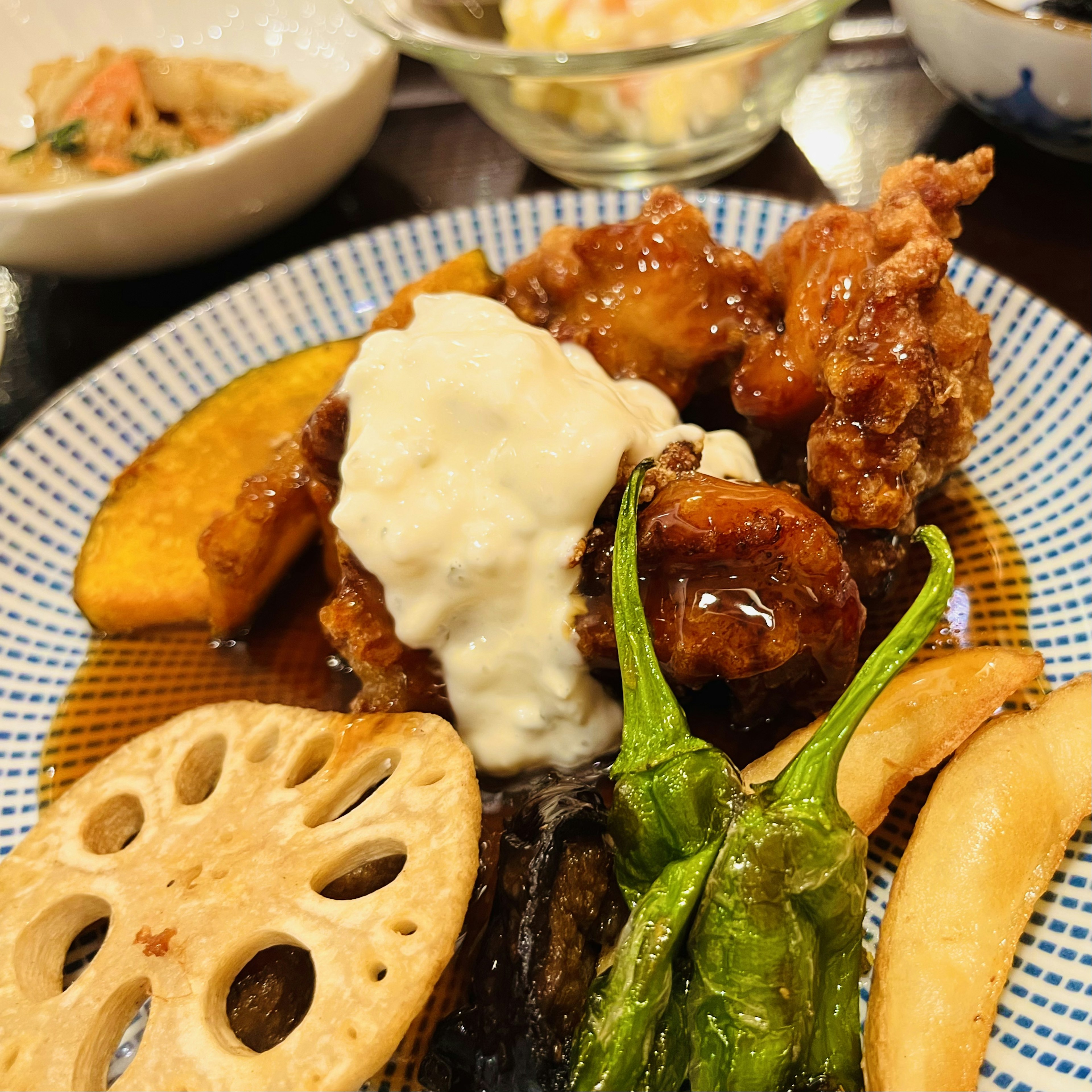 色とりどりの和食の盛り合わせ 鶏の唐揚げと野菜の添え物