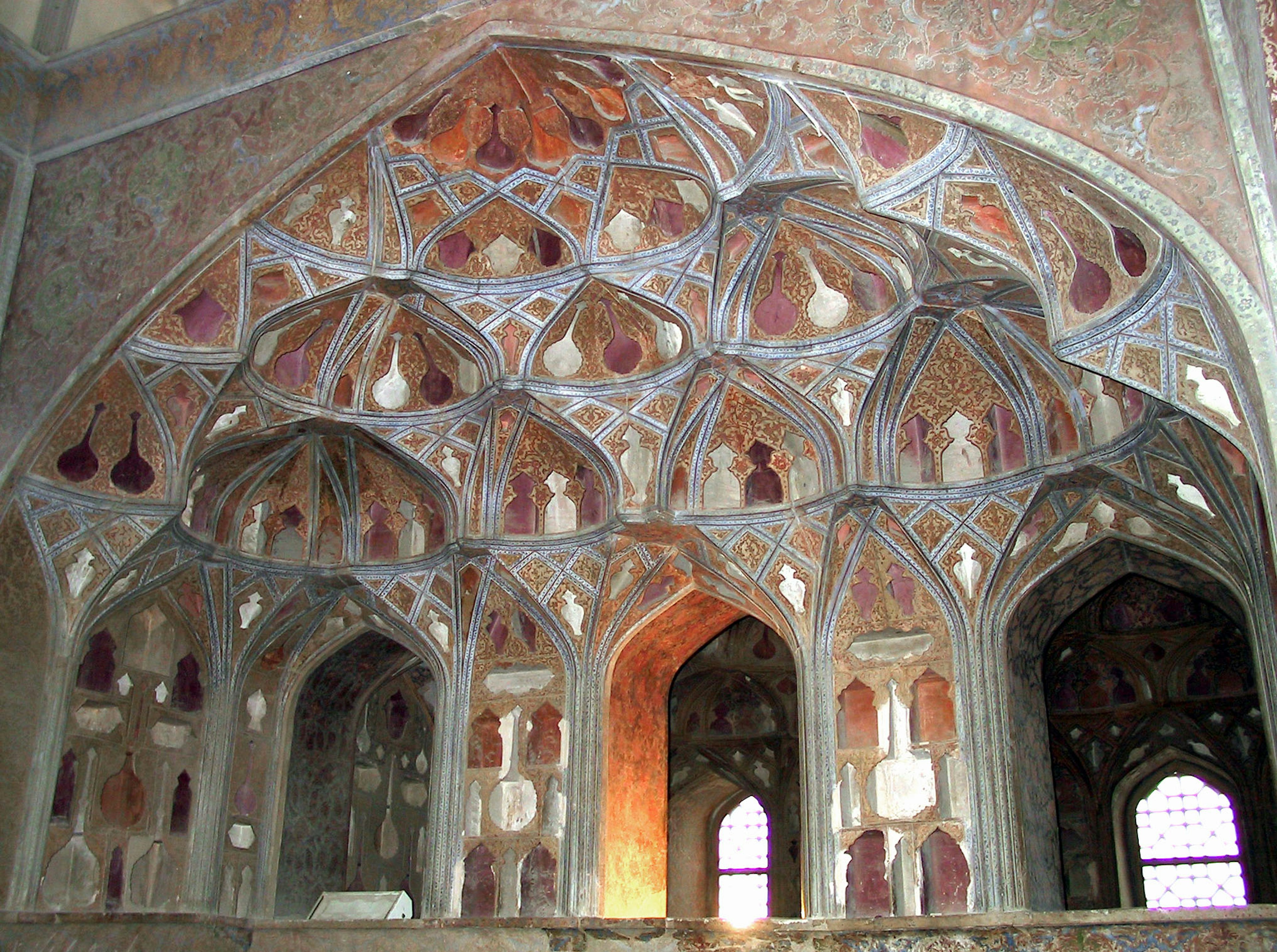 Interior de un edificio antiguo con patrones decorativos intrincados y colores en las paredes