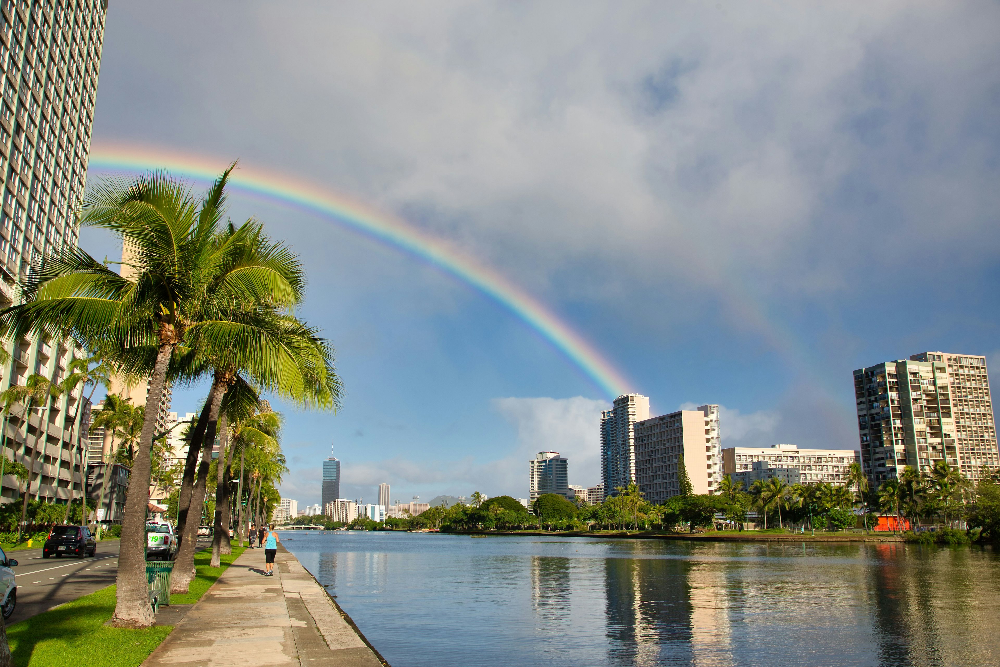 Schöne Landschaft mit einem Regenbogen über einer Stadt in Hawaii