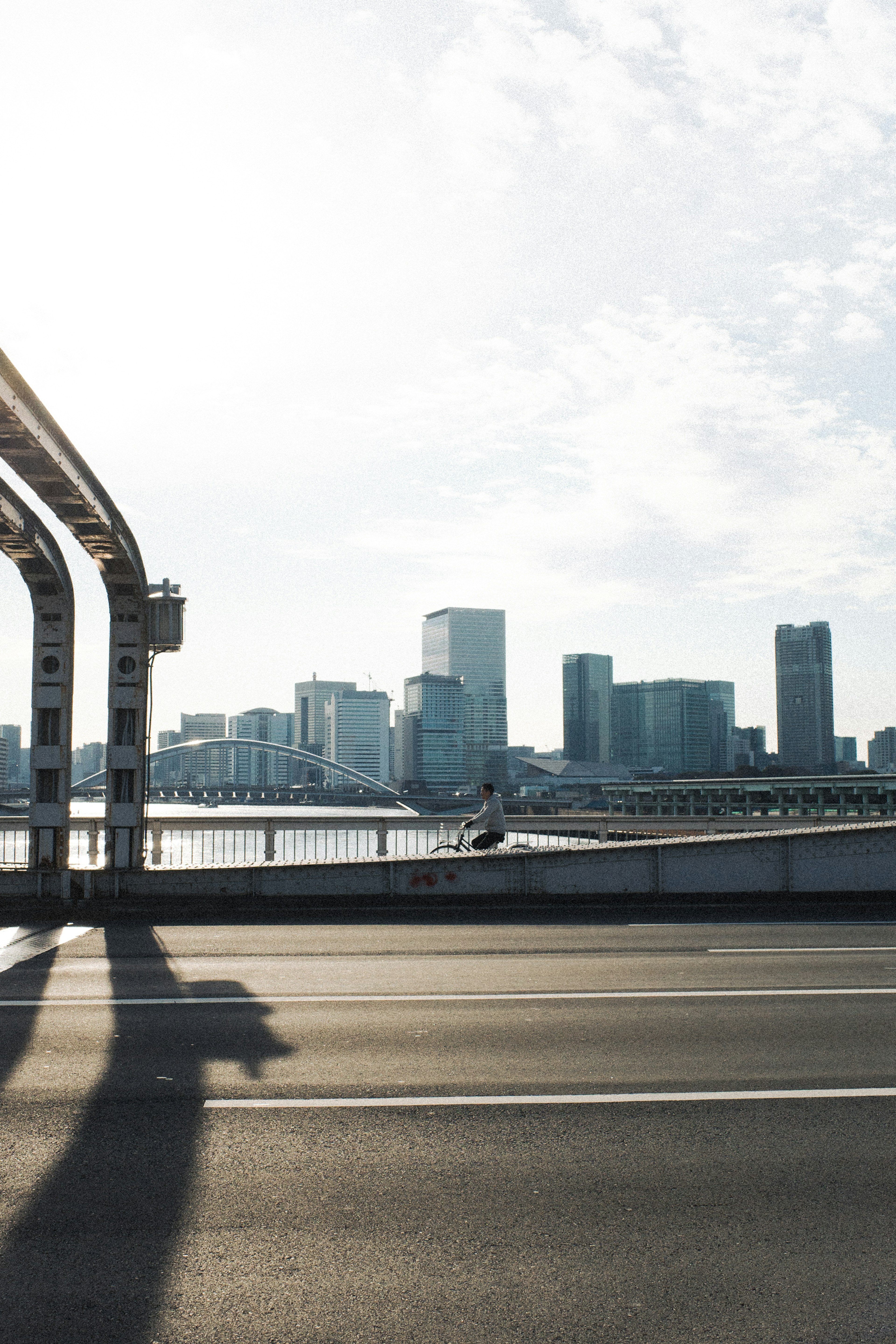 都市の景色と川を背景にした高架道路の風景