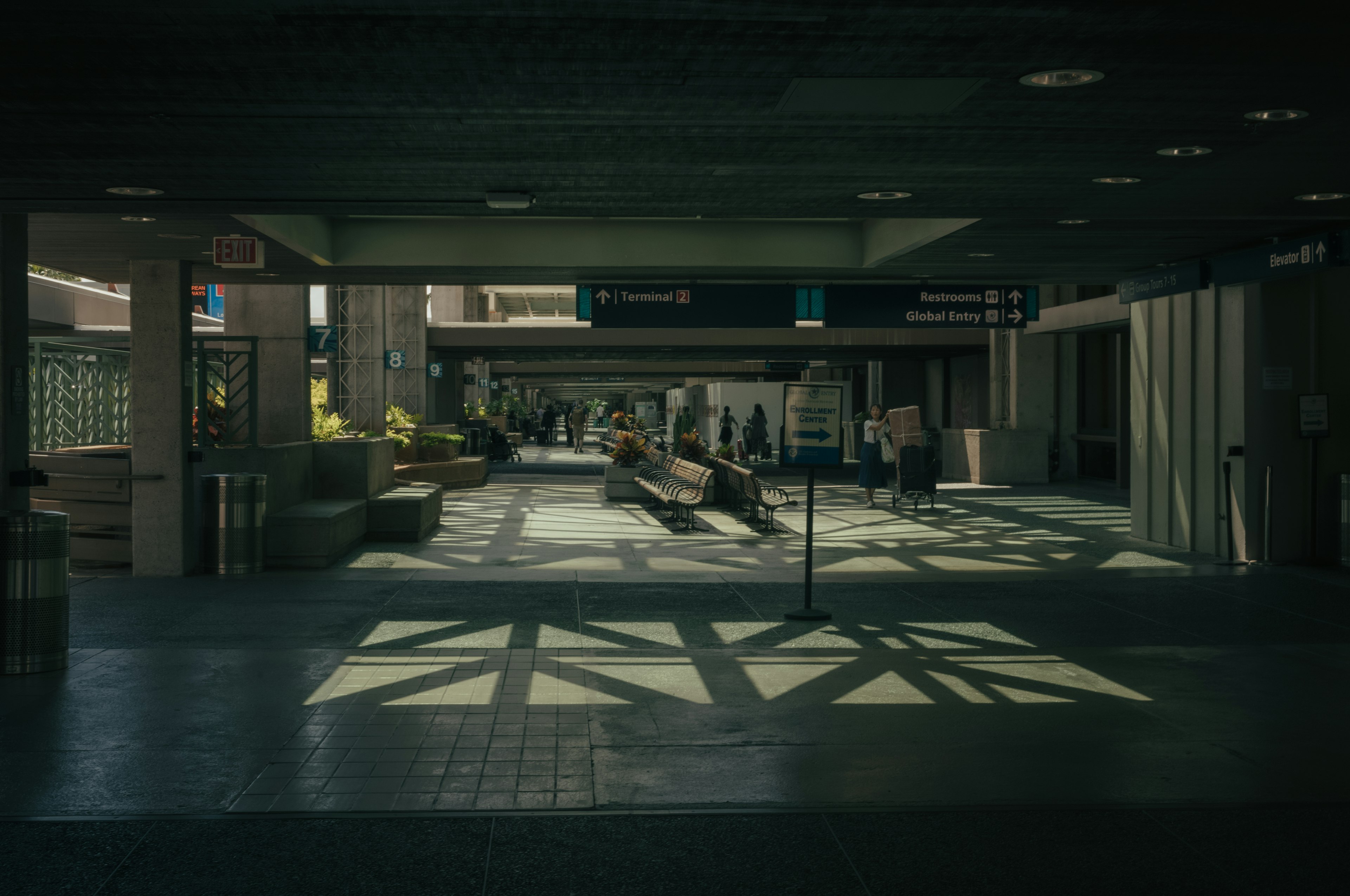 Intérieur d'une salle d'attente avec des ombres projetées au sol