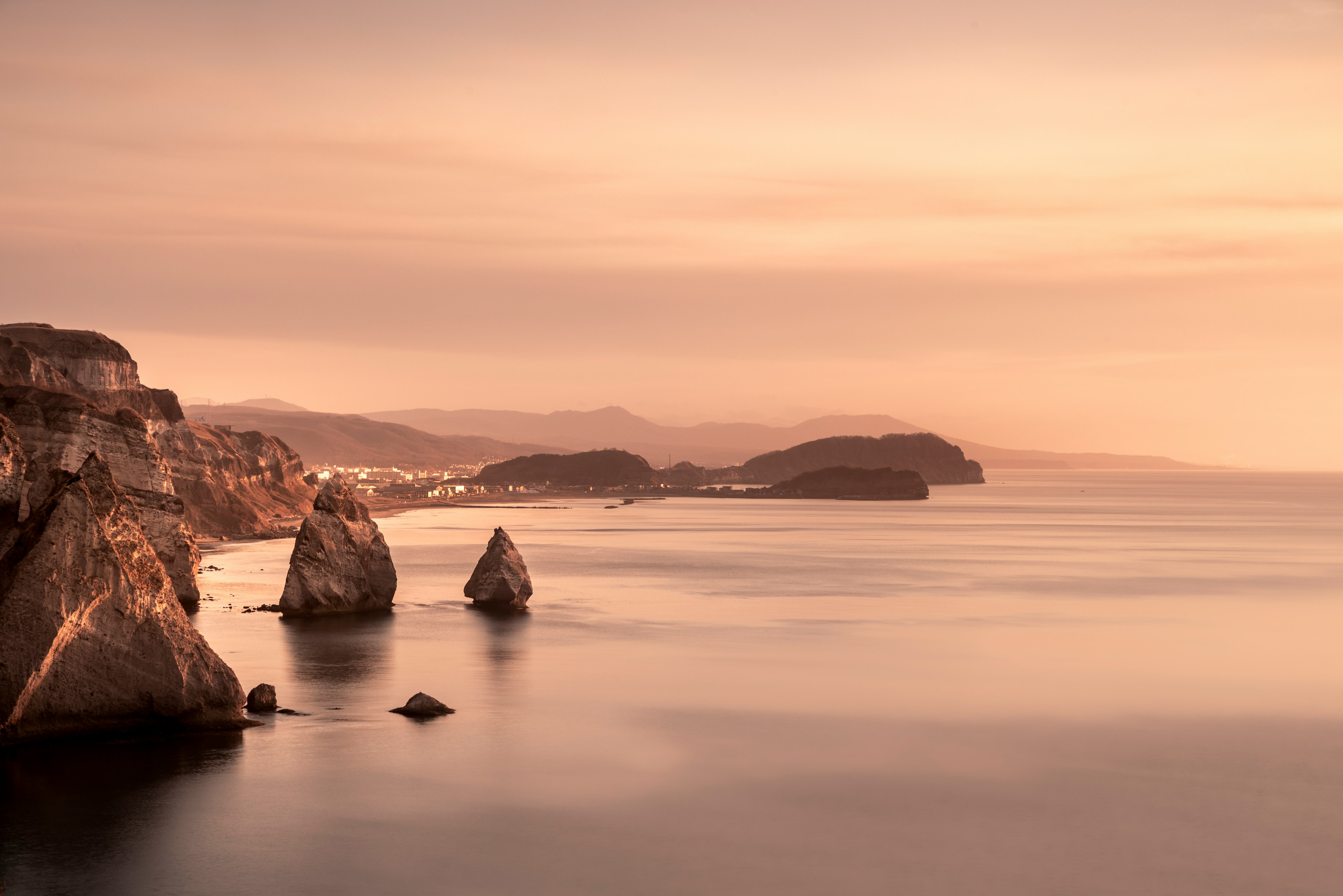 Ruhige Meereslandschaft mit ruhigen Felsen sanften Farben des Sonnenuntergangs