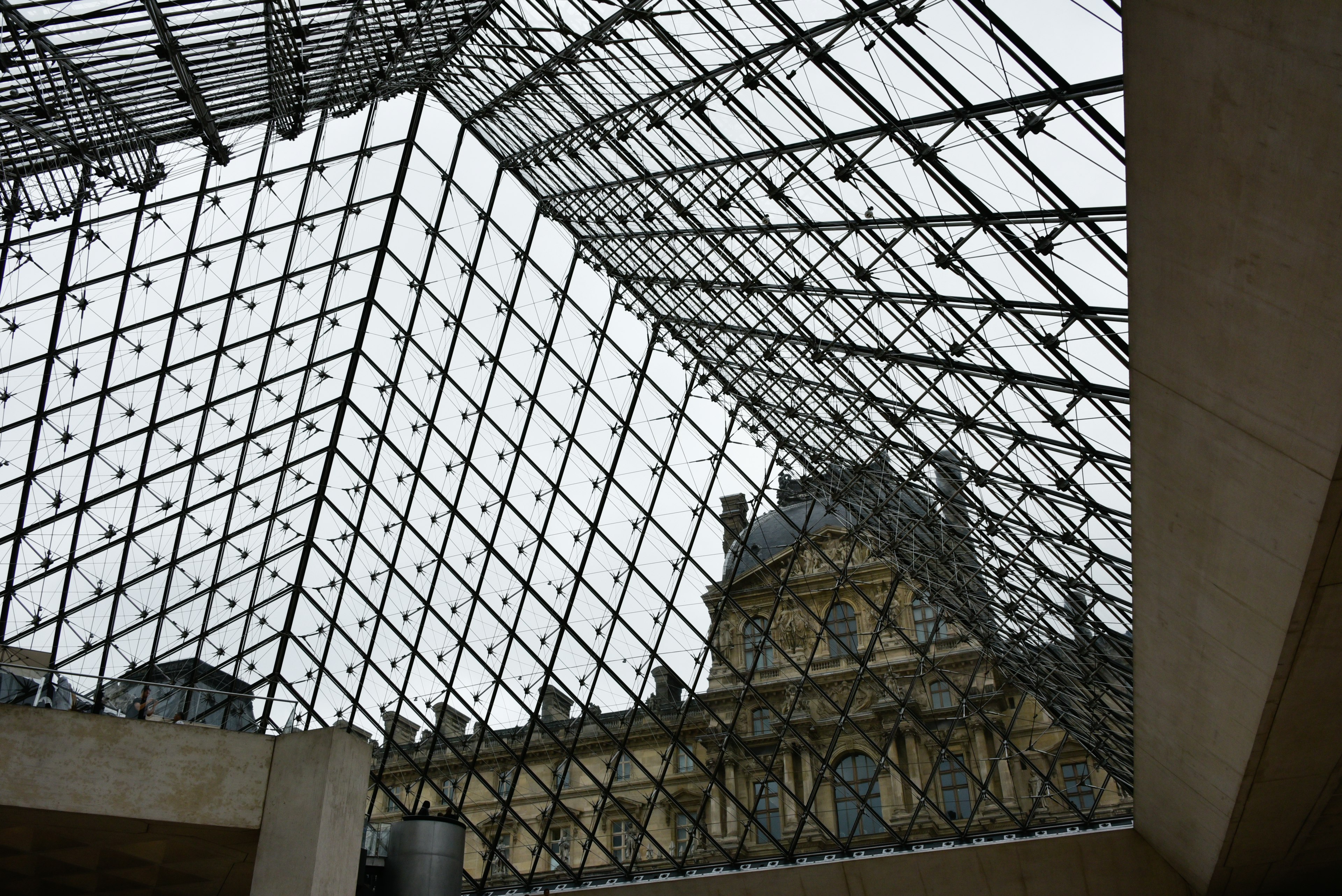 Trần kính của bảo tàng Louvre với kiến trúc cổ điển có thể nhìn thấy