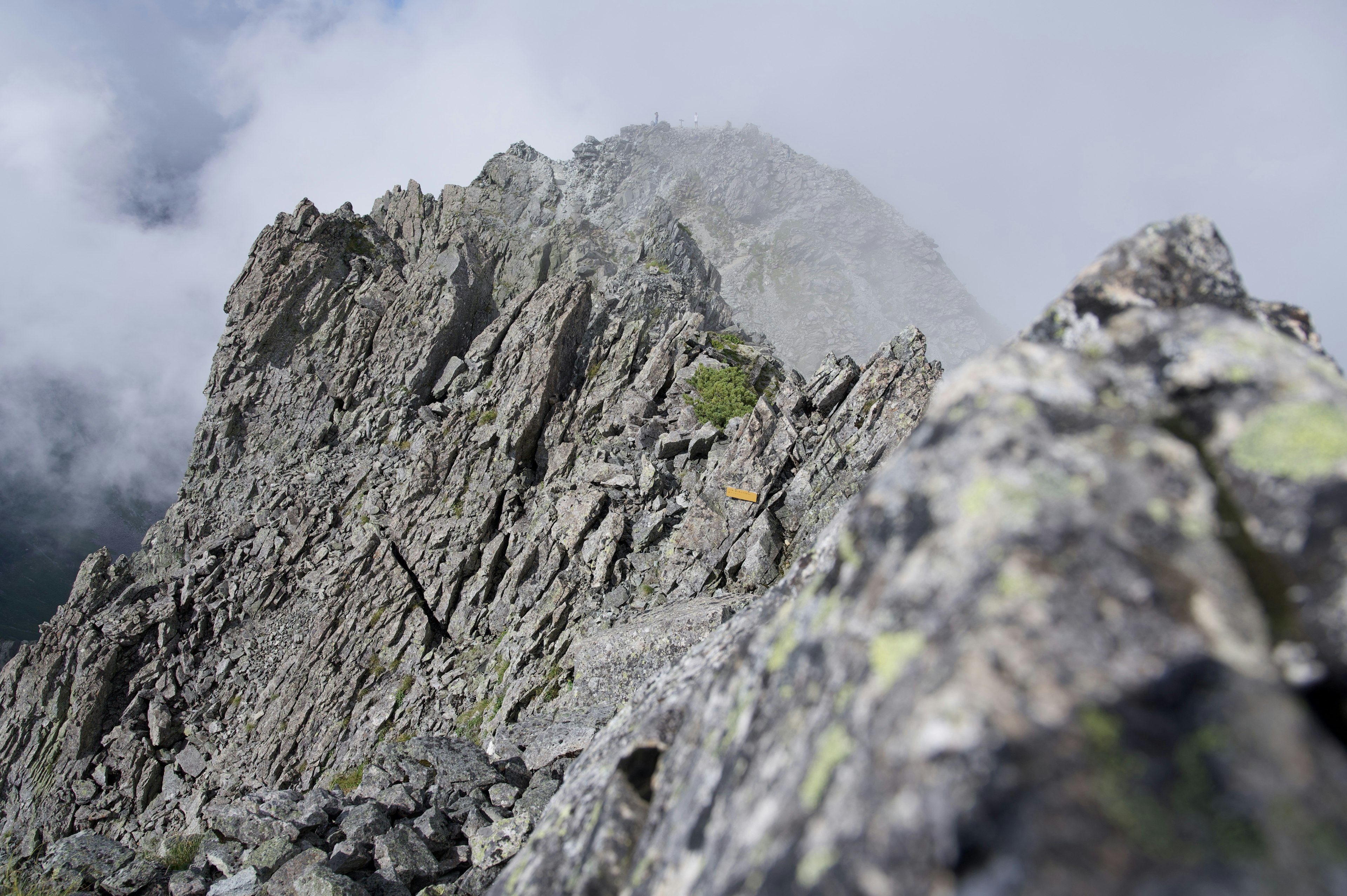 Crête montagneuse escarpée enveloppée de nuages