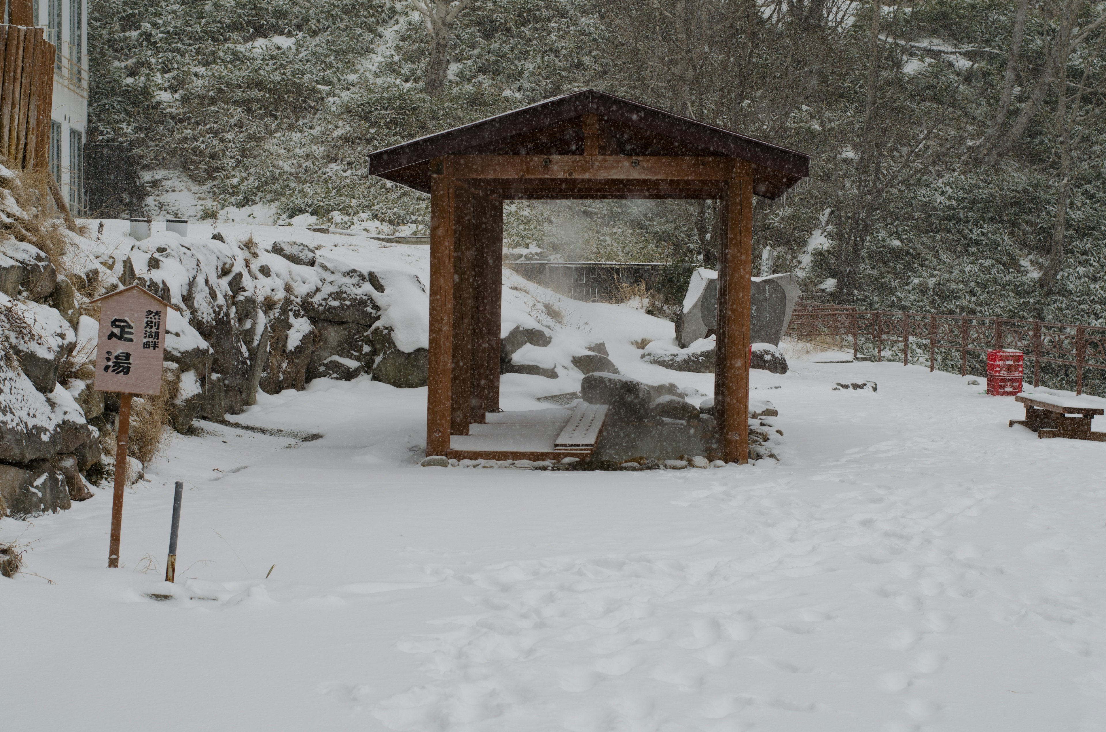 Rifugio coperto di neve con paesaggio innevato circostante