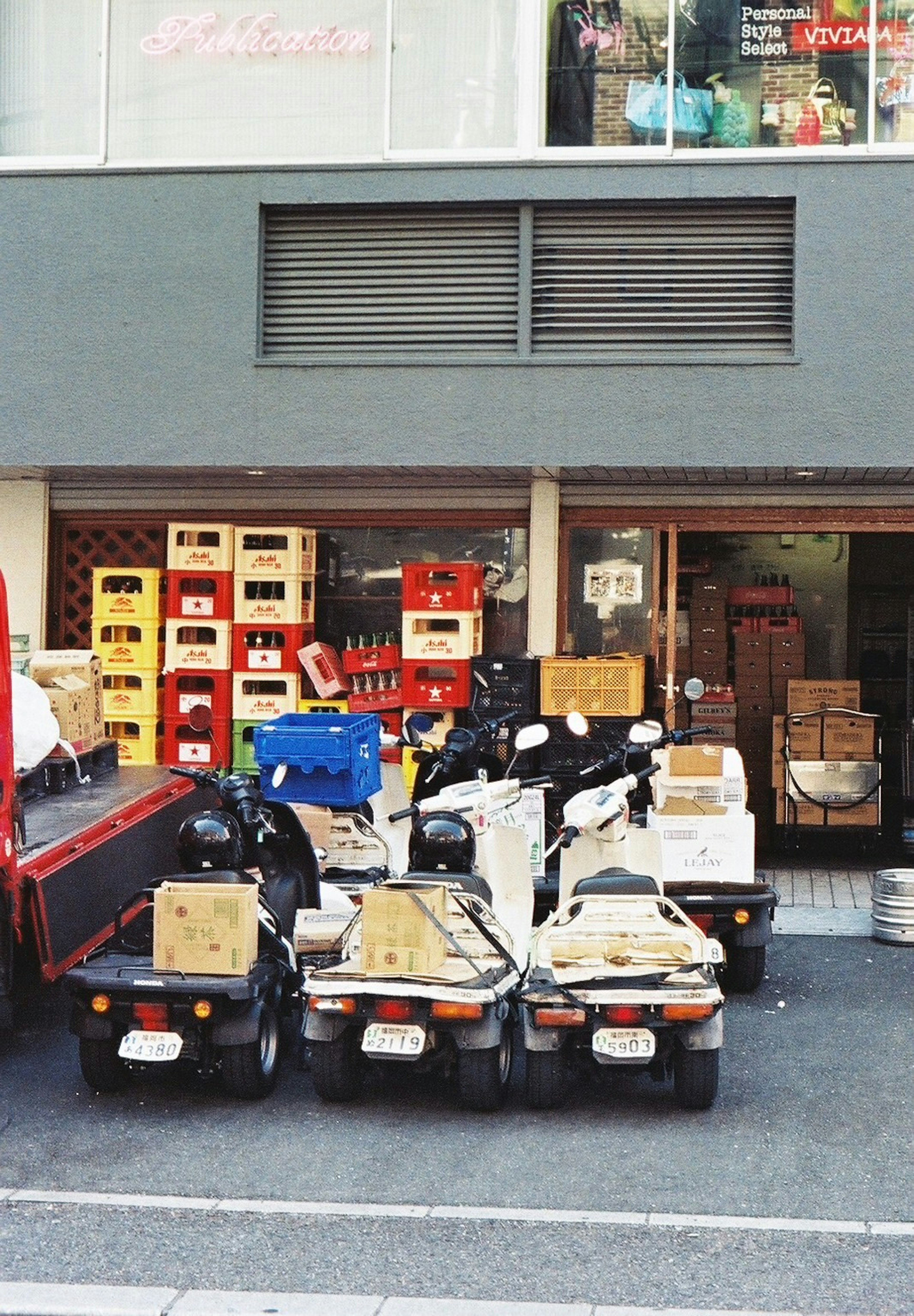 Escena de scooters de entrega y cajas frente a una tienda