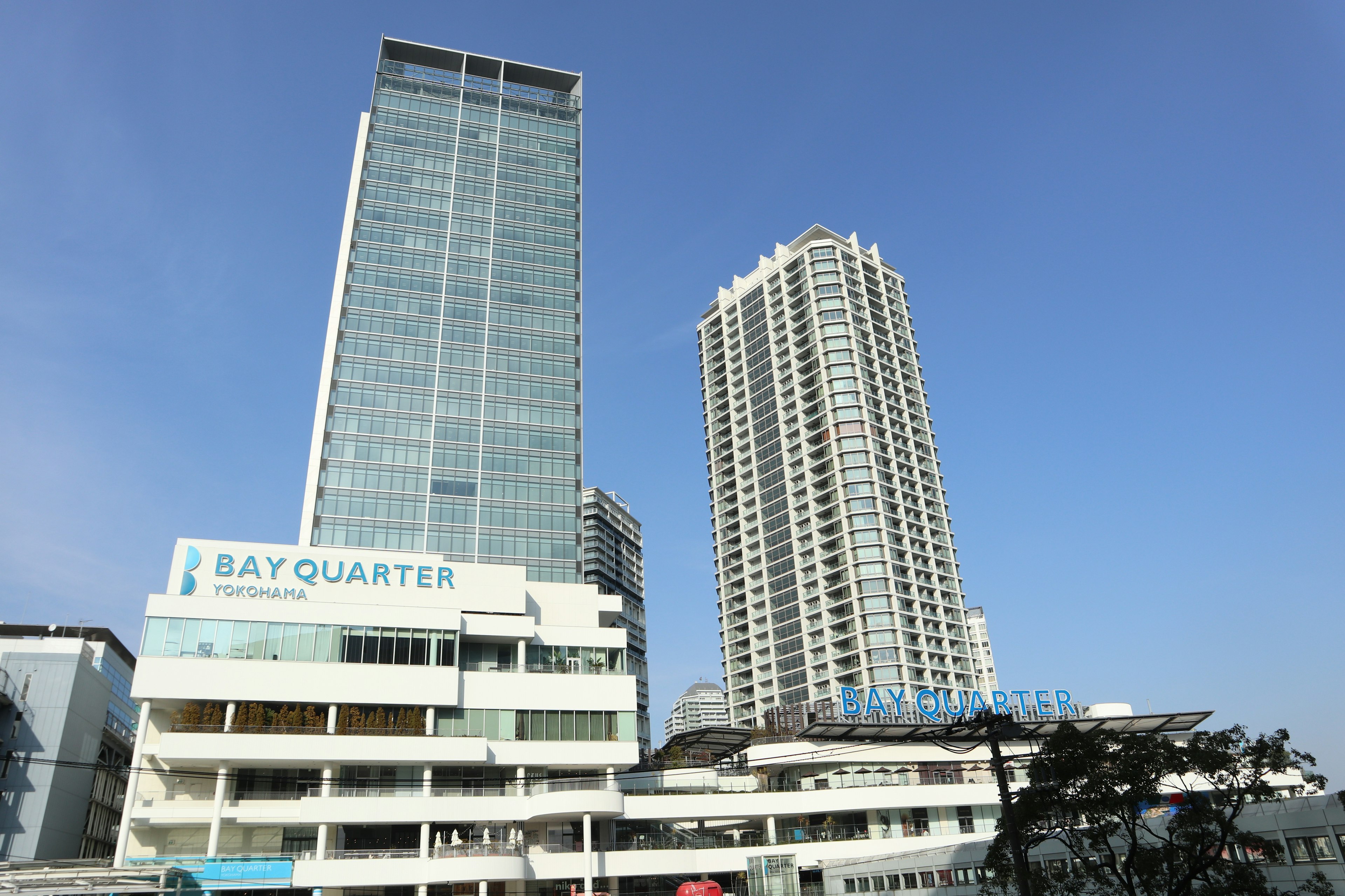 城市風景，展示Bay Quarter大樓和摩天大樓，晴朗的藍天