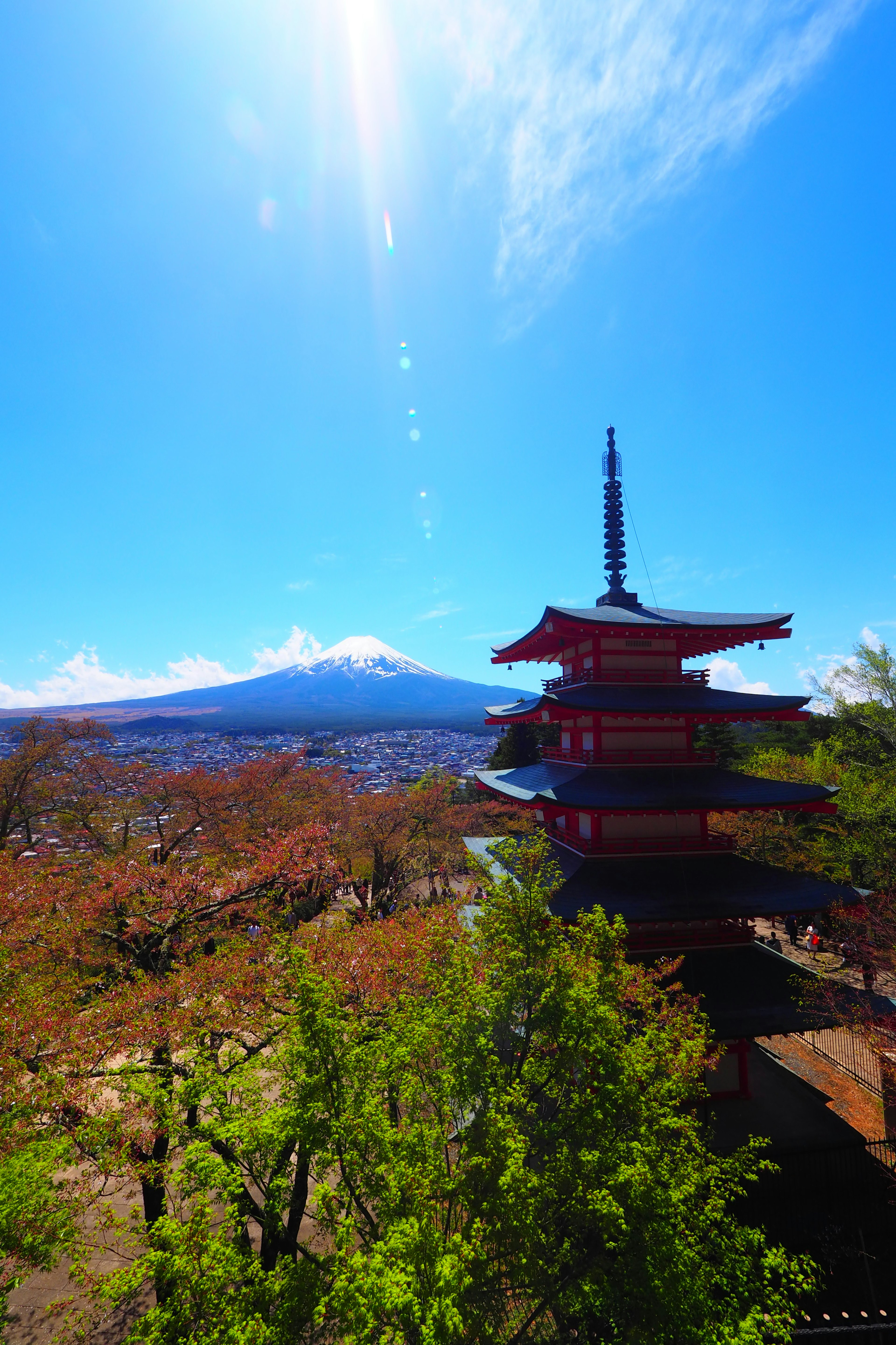 Fünfstöckige Pagode mit dem Fuji und klarem blauen Himmel