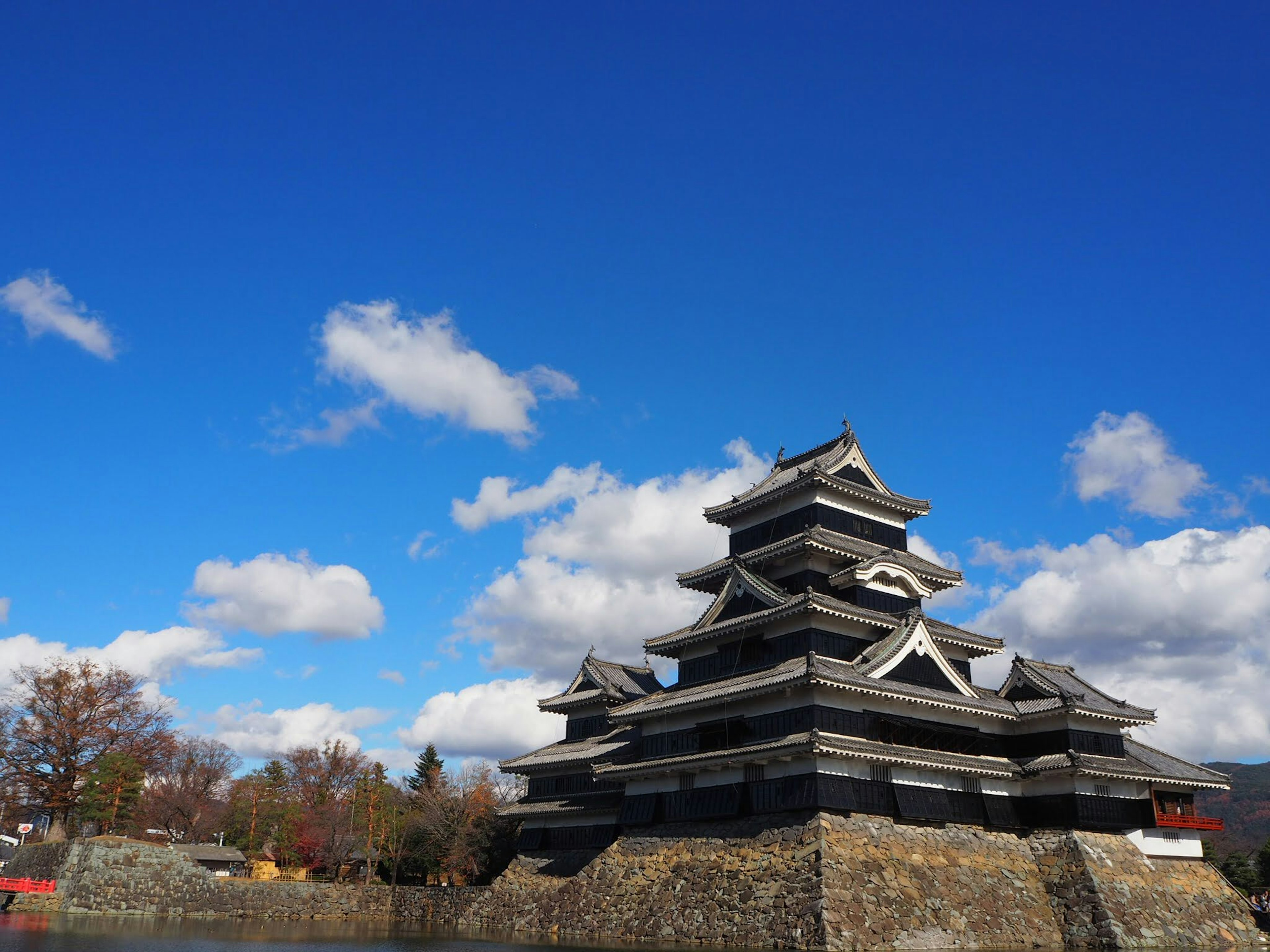 El impresionante exterior del castillo de Matsumoto contra un cielo azul