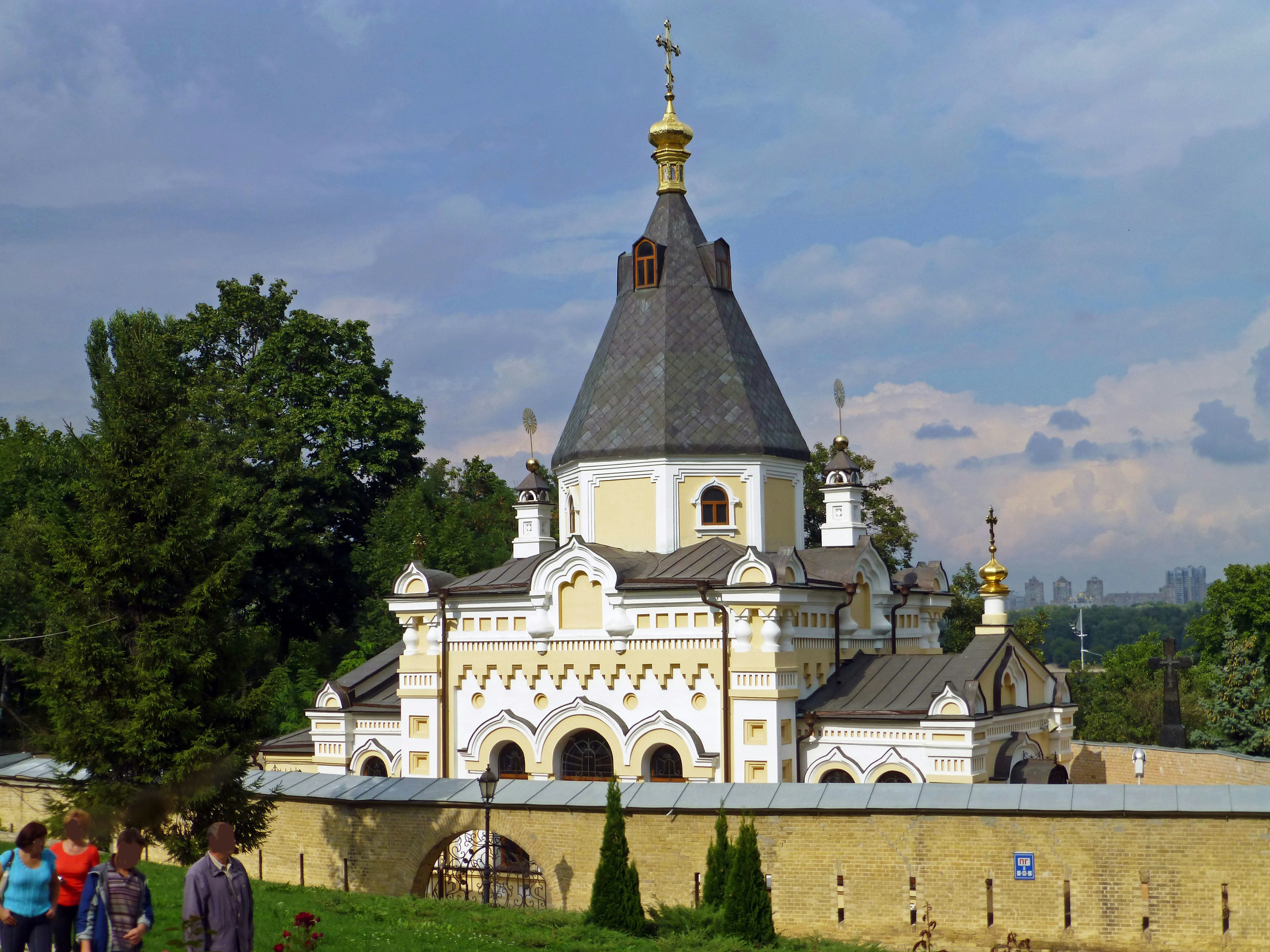 Schöne Kirchengebäude mit blauem Himmel im Hintergrund