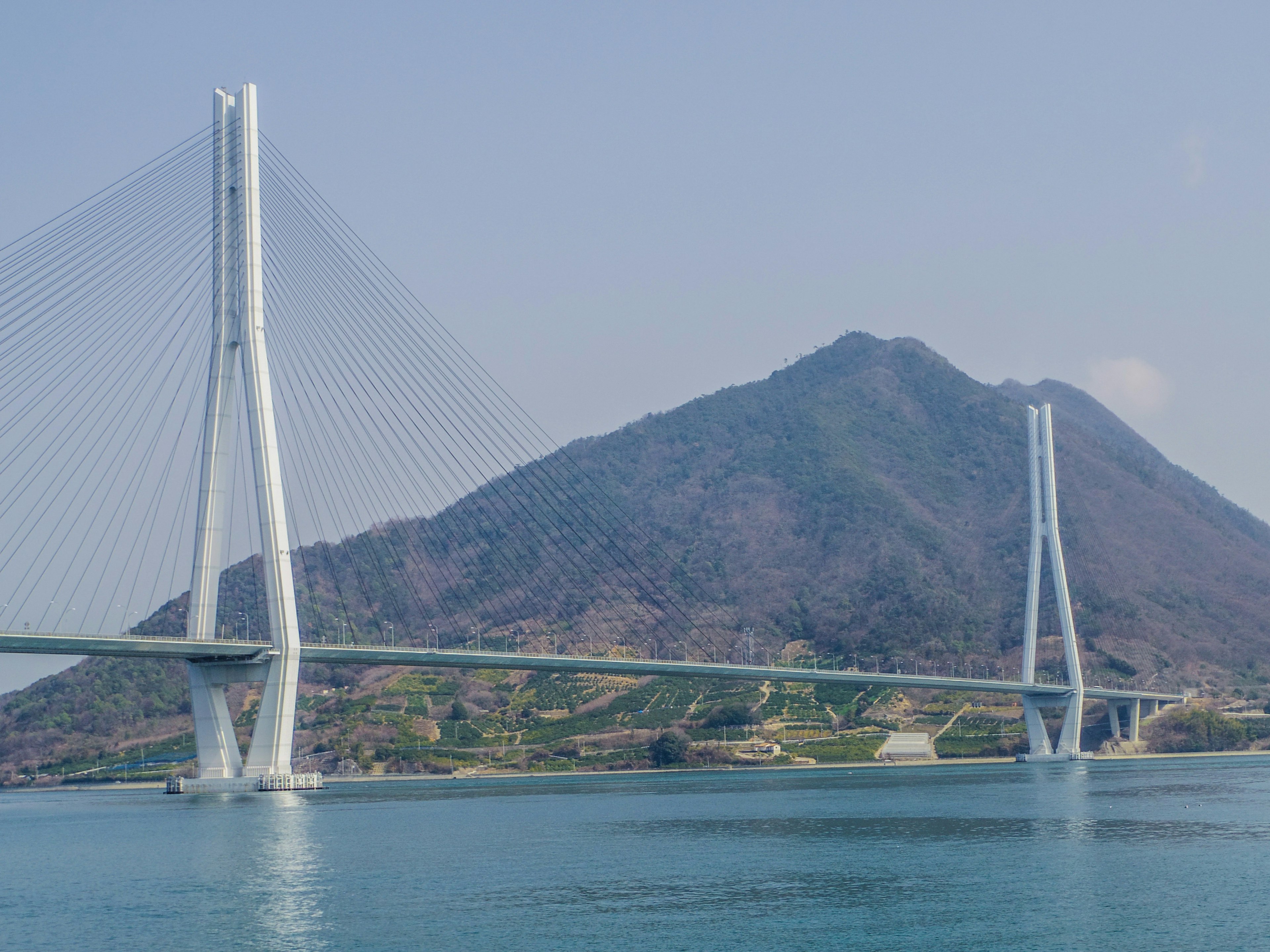 Eine malerische Aussicht mit einer Brücke und einem Berg