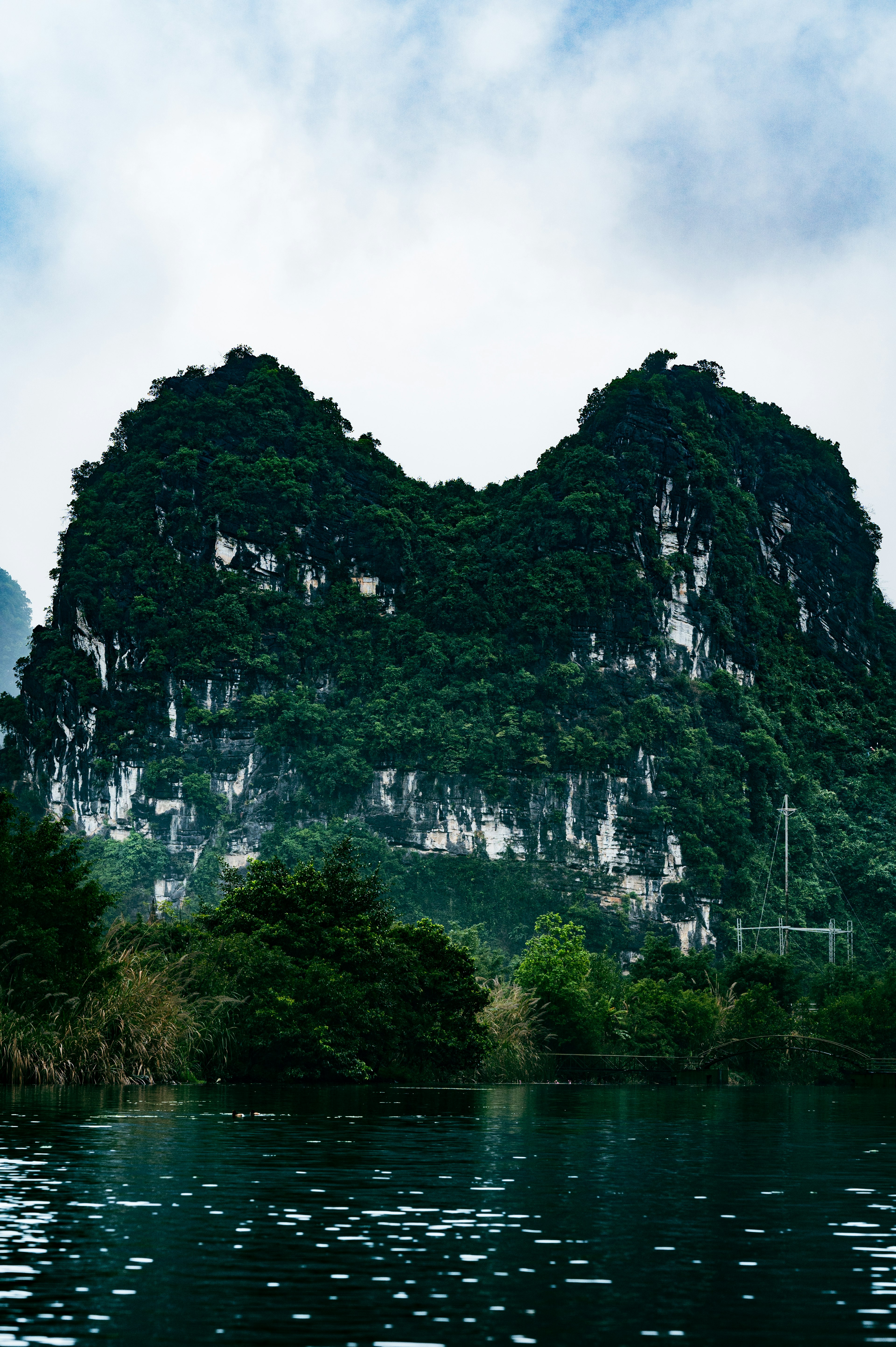 郁郁蔥蔥的山脈與寧靜的水面