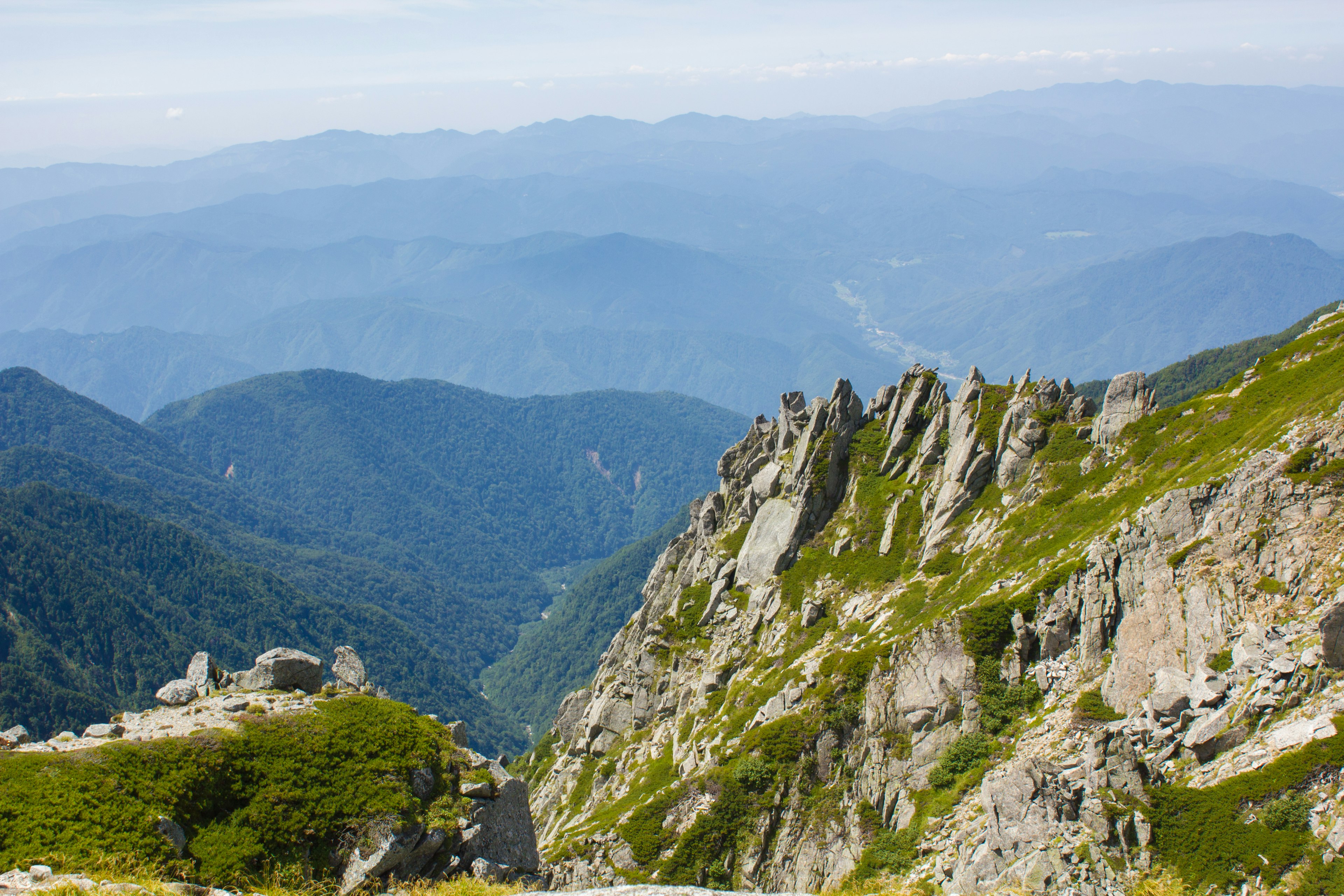 Vista panoramica delle montagne blu e del paesaggio roccioso