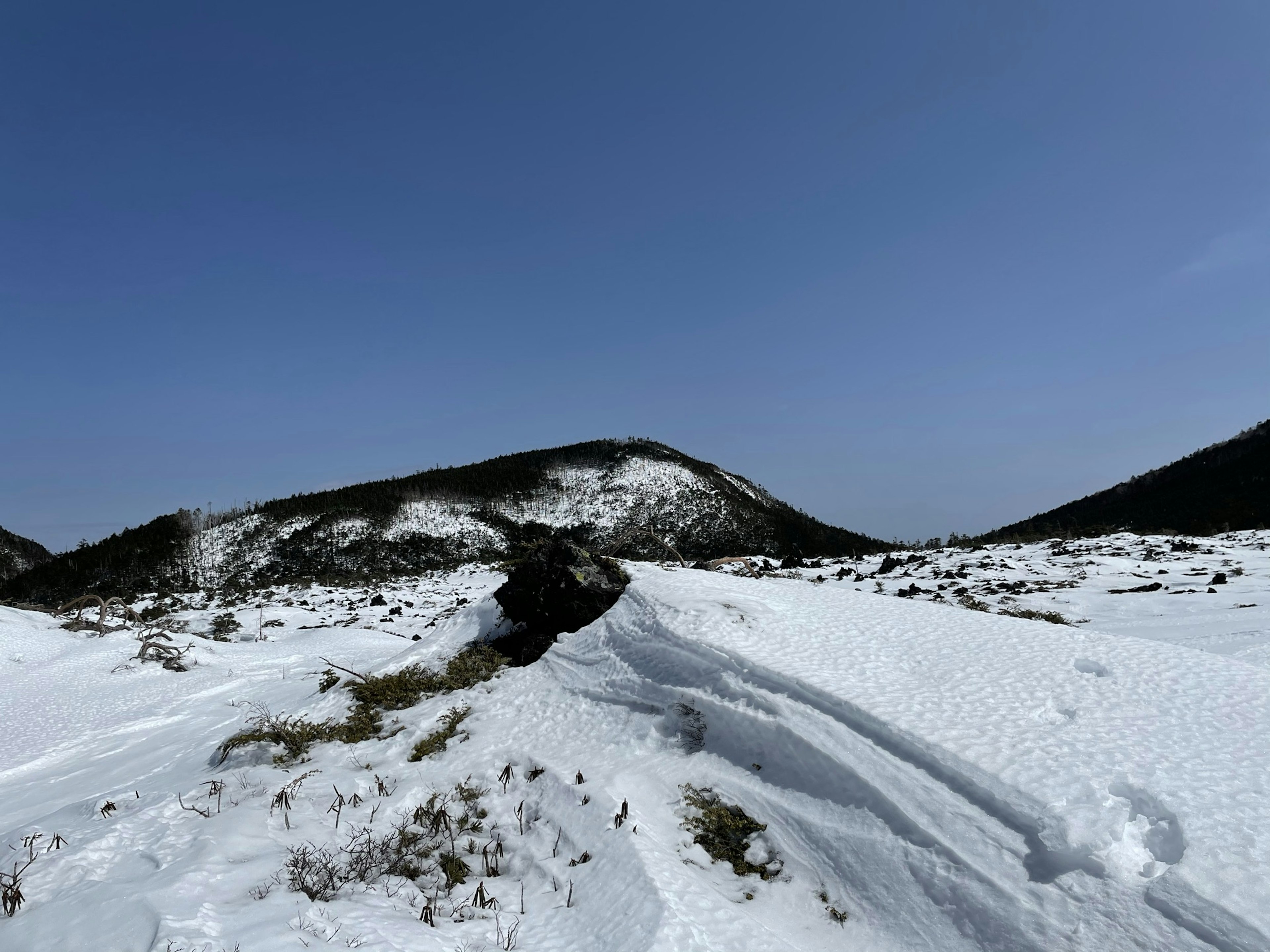 Paysage enneigé avec un ciel bleu clair et des montagnes